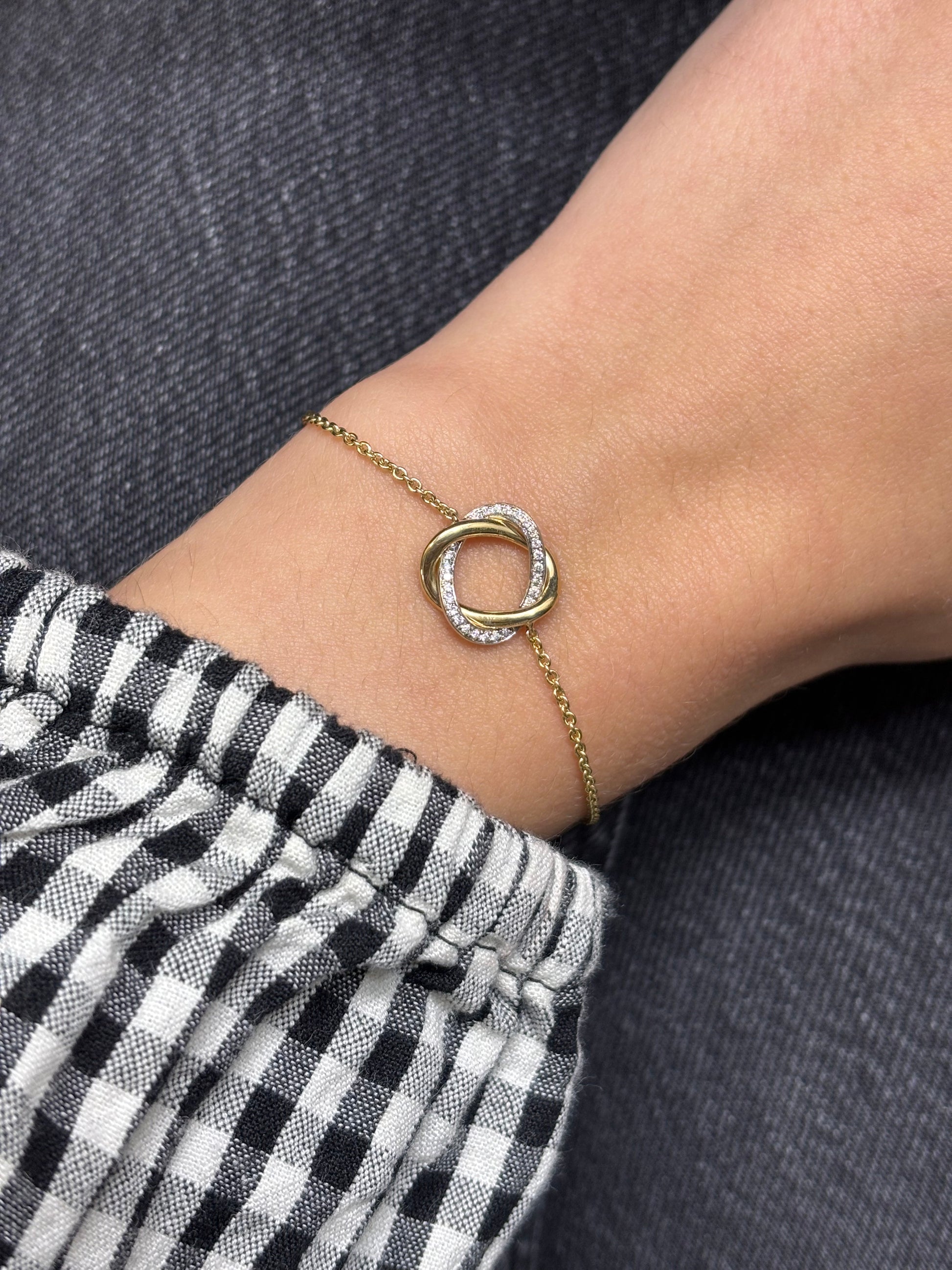 Sublimez votre poignet avec le bracelet Poiray Tresse en or et diamants, symbole d’élégance et de raffinement. Ce bijou d’exception séduit par son design iconique et intemporel, alliant la finesse de l’or à l’éclat des diamants. Parfait pour sublimer vos tenues, il incarne le luxe et le savoir-faire joaillier français.