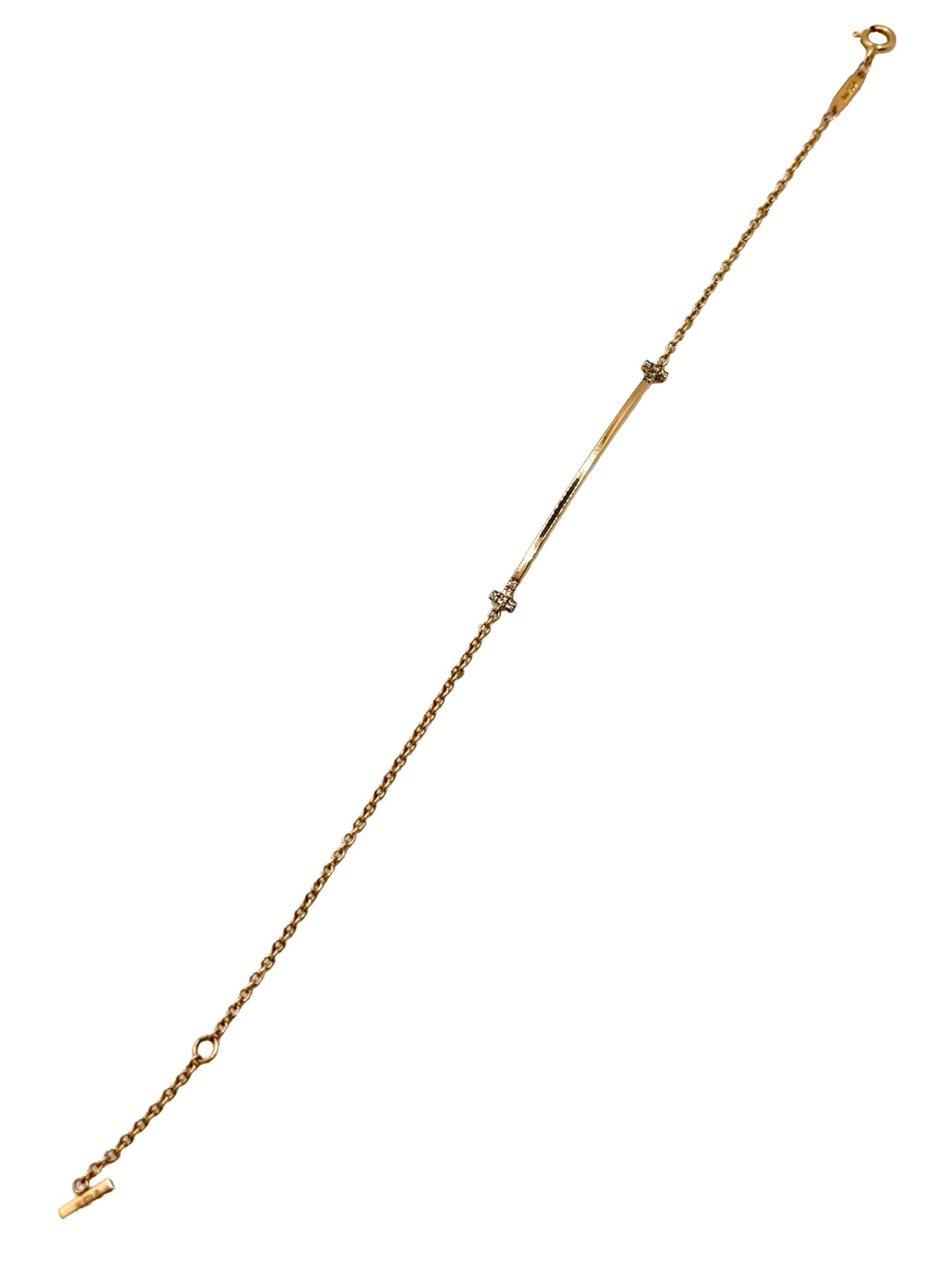 Découvrez le bracelet Tiffany & Co T en or jaune 18 carats et diamant 0,03 ct, un bijou emblématique au design contemporain et épuré. Ce bracelet Tiffany T en or jaune 750/1000 met en valeur l'iconique motif « T », sublimé par un diamant de 0,03 carat délicatement serti. Élégant et intemporel, il se porte aussi bien au quotidien que lors d'occasions spéciales. Une création raffinée qui reflète le savoir-faire joaillier et l'excellence de Tiffany & Co.