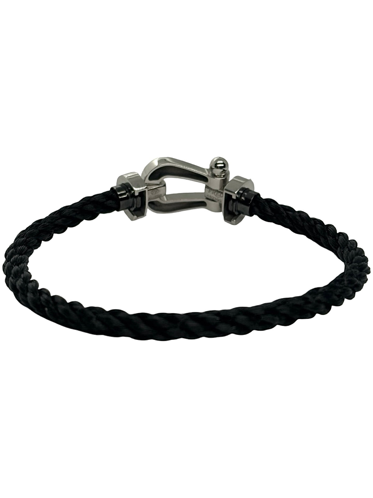 Bracelet Fred Force 10 en or blanc 18 carats (750/1000), un bijou emblématique de la maison Fred, reconnu pour son design élégant et contemporain. Ce bracelet de luxe en or blanc séduit par ses lignes raffinées et son style intemporel, idéal pour apporter une touche de sophistication au poignet. Le bracelet Force 10 en or blanc 18K se porte seul pour un look minimaliste ou associé à d’autres bijoux pour un style personnalisé. Un bijou précieux qui allie modernité, élégance et savoir-faire joaillier.