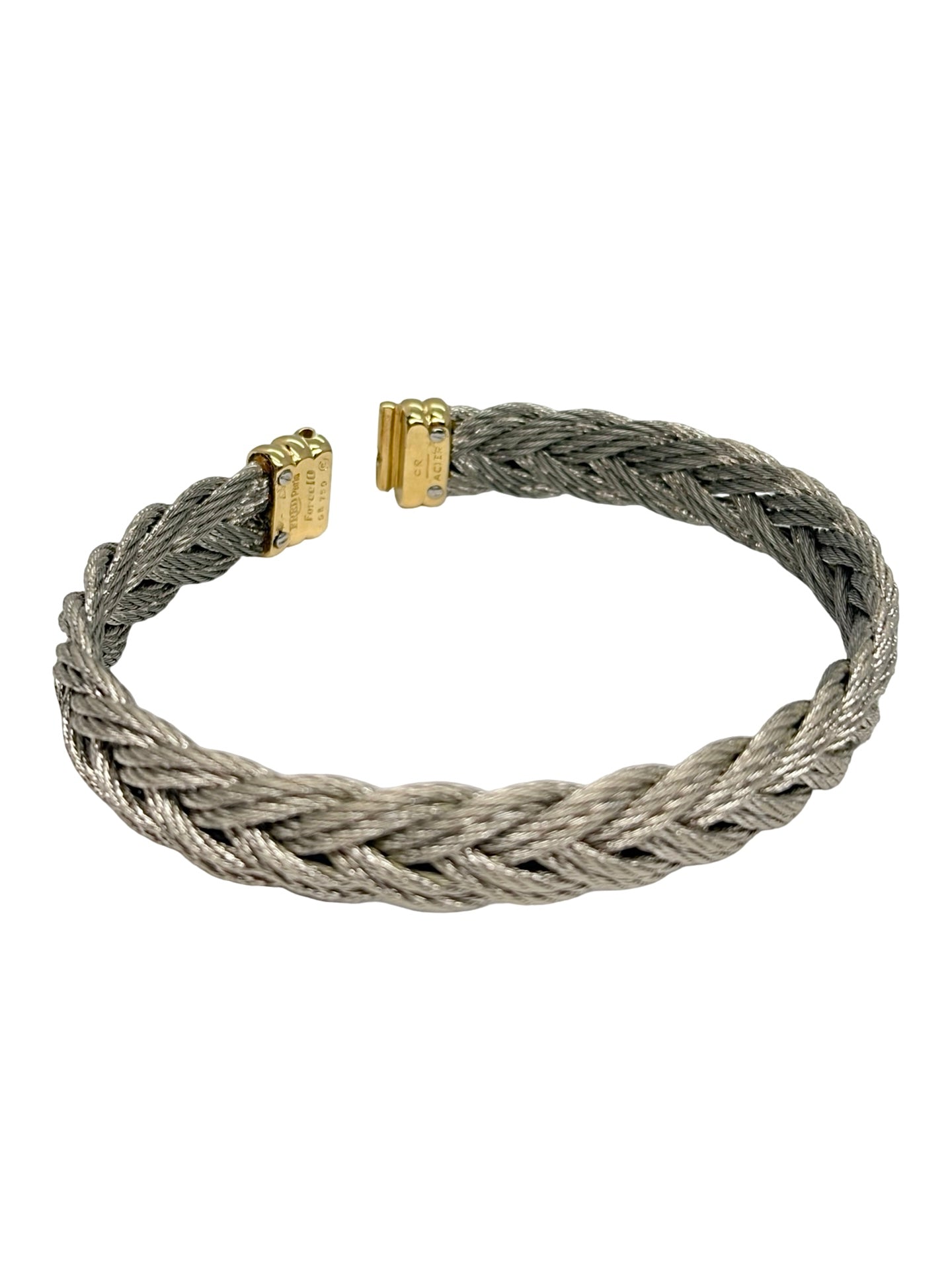 Bracelet Fred Force 10 en or jaune 18K (750‰) et acier, symbole d'élégance et d'esprit sportif. Son design iconique associe la chaleur de l'or jaune à la robustesse de l'acier pour créer un bijou contemporain et intemporel. Idéal à porter au quotidien ou lors d'occasions spéciales, ce bracelet de luxe signé Fred reflète un savoir-faire joaillier d'exception. Une pièce emblématique qui allie raffinement, modernité et caractère.
