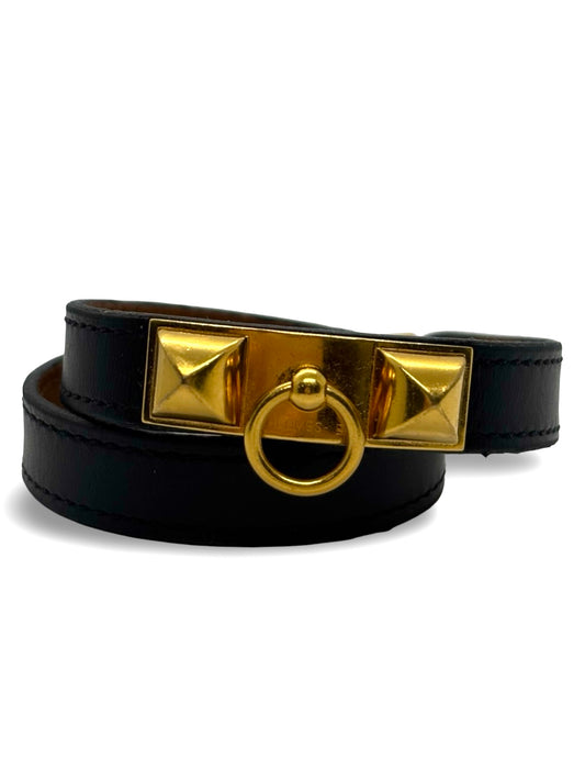 Icône de l’élégance parisienne, le bracelet double tour Hermès Rivale plaqué or séduit par son design raffiné et contemporain. Son cuir souple et sa boucle emblématique créent un contraste subtil entre modernité et sophistication, faisant de ce bijou un accessoire intemporel pour sublimer chaque tenue.