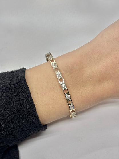 Bracelet Impression en or blanc 18 carats serti de diamants pour un poids total de 2,50 carats. Ce bijou d’exception allie modernité et élégance avec des lignes épurées et un éclat remarquable. Idéal pour sublimer le poignet au quotidien ou lors d’occasions spéciales, il reflète un savoir-faire joaillier raffiné et un style intemporel.