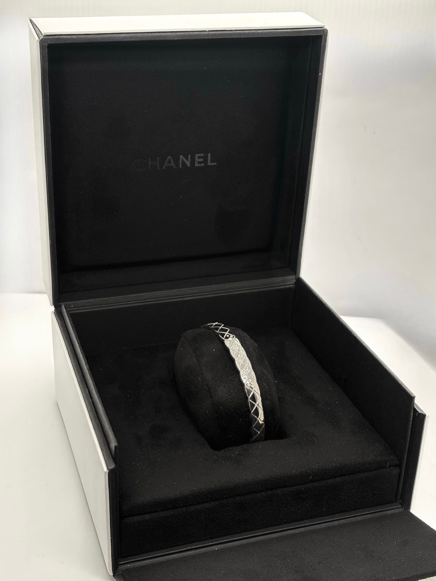Bracelet Chanel Coco Crush en or blanc 18 carats serti de diamants pour un poids total de 0,25 carat. Inspiré du motif matelassé emblématique de la maison, ce bijou élégant allie modernité et raffinement. Son design graphique et intemporel en fait une pièce iconique, idéale pour sublimer le poignet au quotidien ou lors d’occasions spéciales.