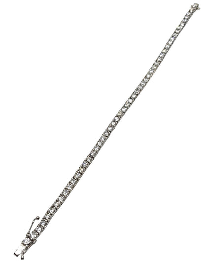 Bracelet rivière en or blanc 18 carats serti de diamants totalisant 5 carats. Ce bijou d’exception illumine le poignet grâce à l’éclat continu de ses diamants finement alignés. Son design élégant et intemporel en or blanc apporte une touche de raffinement et de prestige. Idéal pour une occasion spéciale, une soirée élégante ou un cadeau précieux et raffiné.
