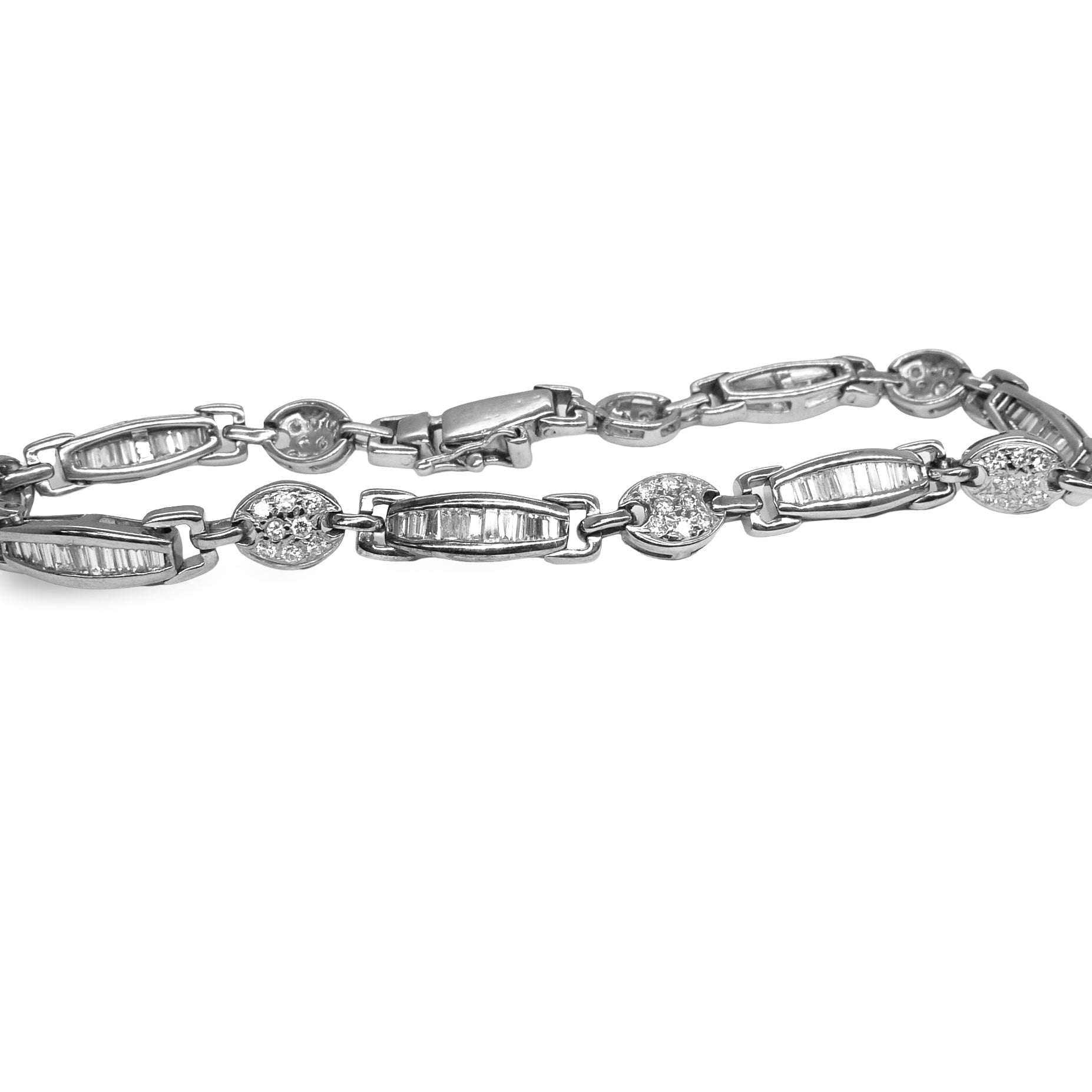 Succombez à la brillance de ce bracelet en or blanc 18K, magnifiquement orné de diamants scintillants totalisant 2,5 ct. Un bijou d’exception qui allie finesse, raffinement et éclat précieux. Idéal pour illuminer une tenue de soirée ou marquer un moment unique, ce bracelet incarne l’élégance intemporelle et le savoir-faire joaillier.