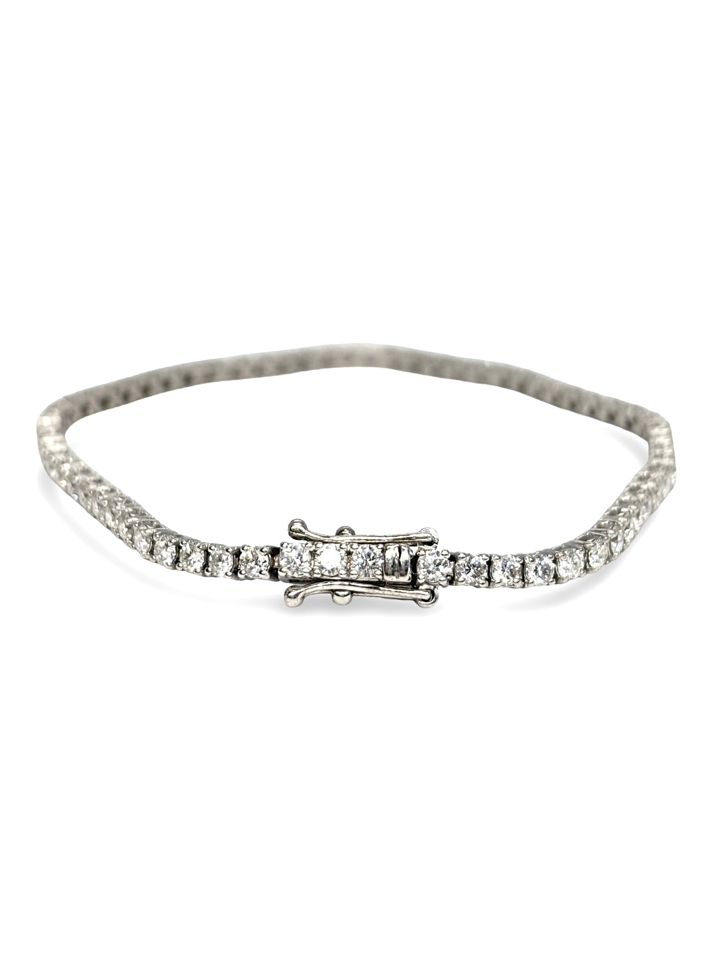 Bracelet rivière en or blanc 18 carats serti de diamants pour un poids total de 4,30 carats. Ce bijou d’exception se distingue par l’alignement harmonieux de diamants offrant une brillance remarquable. Son design intemporel et raffiné en fait un bracelet idéal pour une tenue élégante ou une occasion spéciale. Facile à associer avec d’autres bijoux en or blanc, il apporte une touche de luxe et de sophistication à chaque poignet.