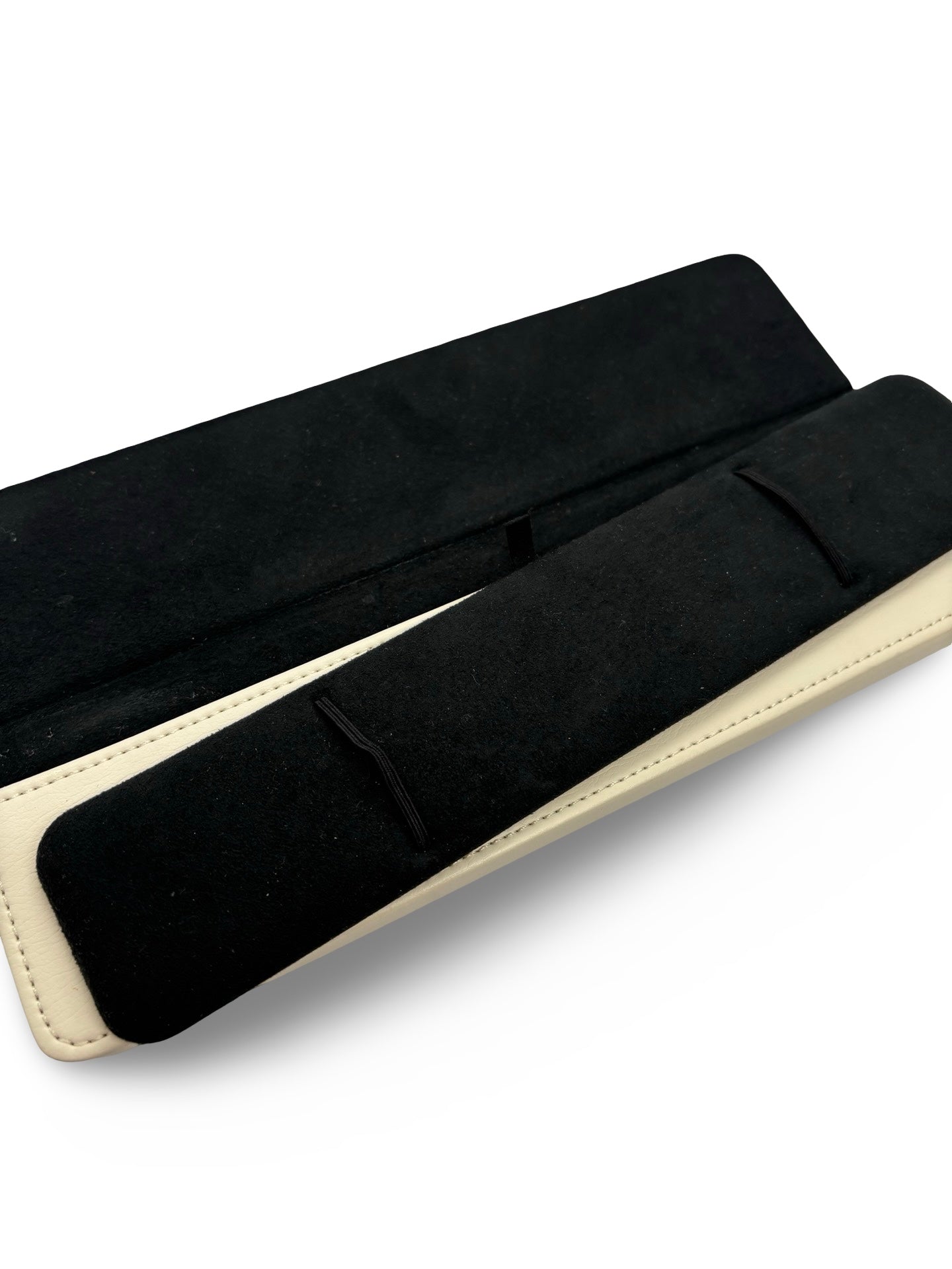 Icône de la Maison Fred, le bracelet Force 10 Grand Modèle en or blanc allie élégance et esprit marin. Son design tressé emblématique évoque la force et la liberté. Un bijou audacieux et raffiné, idéal pour sublimer un poignet avec caractère. Parfait en pièce signature ou à offrir en symbole de lien fort.