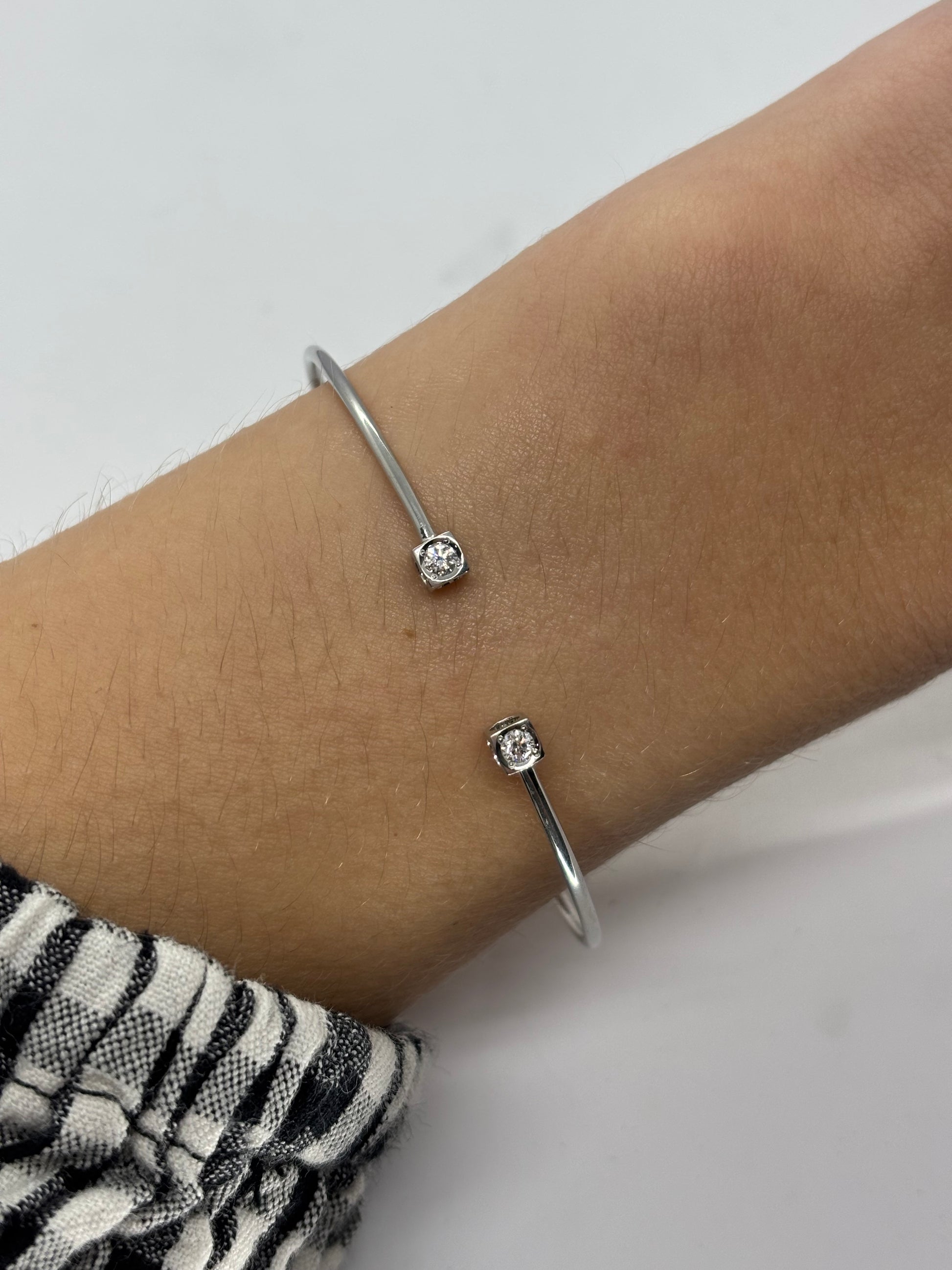 Bracelet en or blanc modèle "Le Cube" signé Dinh Van, serti de 0,24 ct de diamants scintillants. Ce bijou au design contemporain et minimaliste associe l’éclat délicat des diamants à la pureté de l’or blanc, offrant une pièce élégante et raffinée, parfaite pour sublimer le poignet avec style et sophistication.