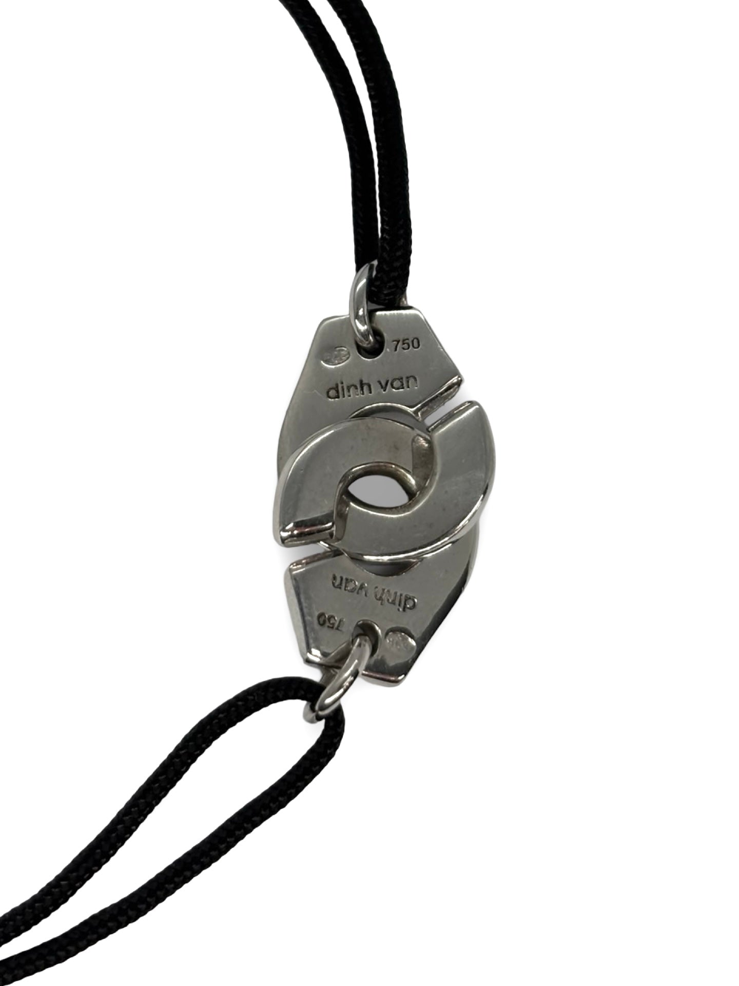 Bracelet Dinh Van Menottes en or blanc serti de diamants, symbole d’union et de modernité. Son design épuré et contemporain mêle éclat du métal précieux et brillance des pierres. Une création élégante et intemporelle, parfaite pour sublimer le poignet avec raffinement et discrétion.