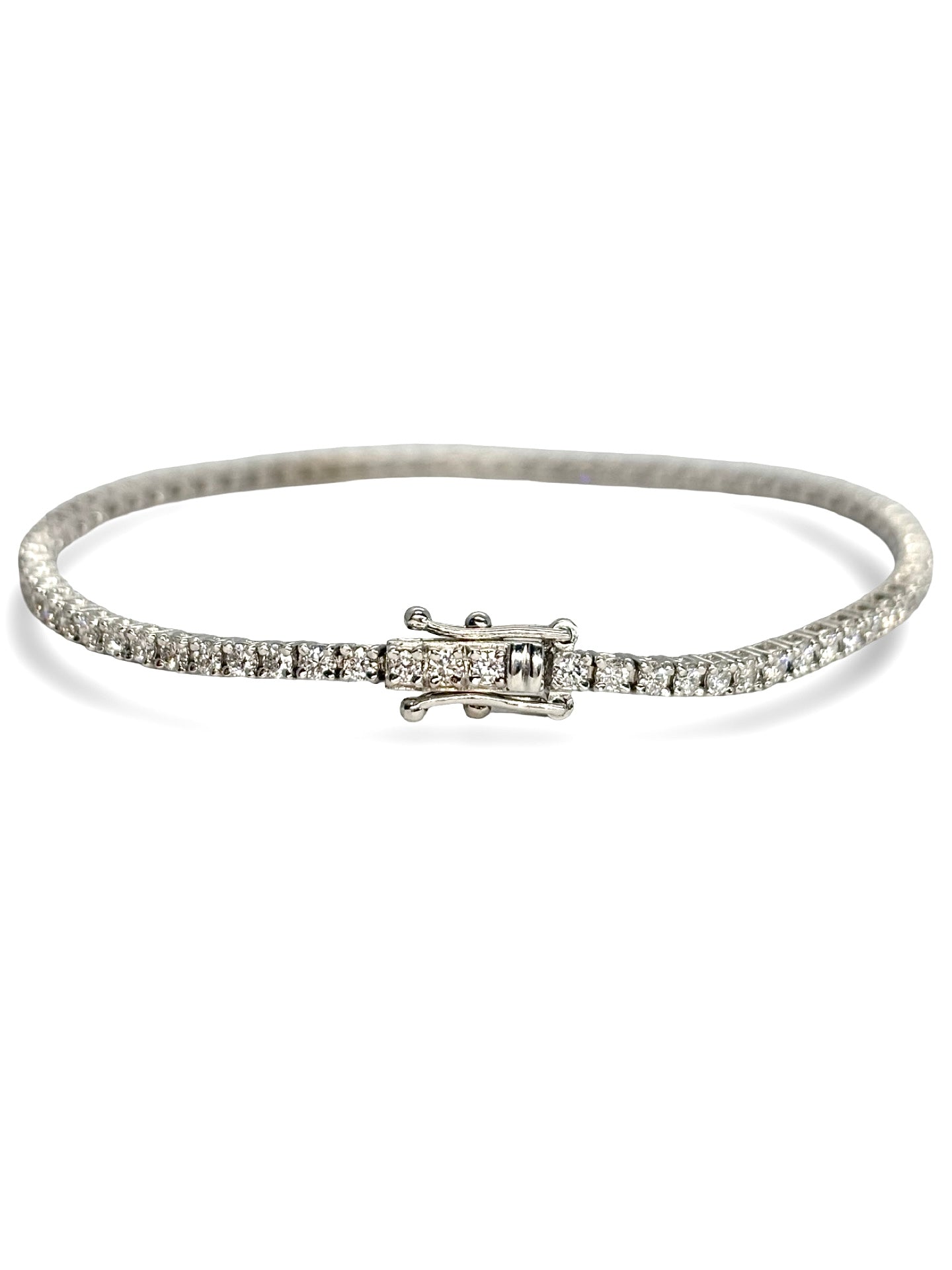 Bracelet rivière en or blanc serti de diamants totalisant 1,80 carat. Ce bijou d’exception séduit par son éclat raffiné et sa brillance intemporelle. Chaque diamant est minutieusement sélectionné pour offrir un équilibre parfait entre élégance, pureté et luminosité, idéal pour sublimer le poignet avec sophistication.