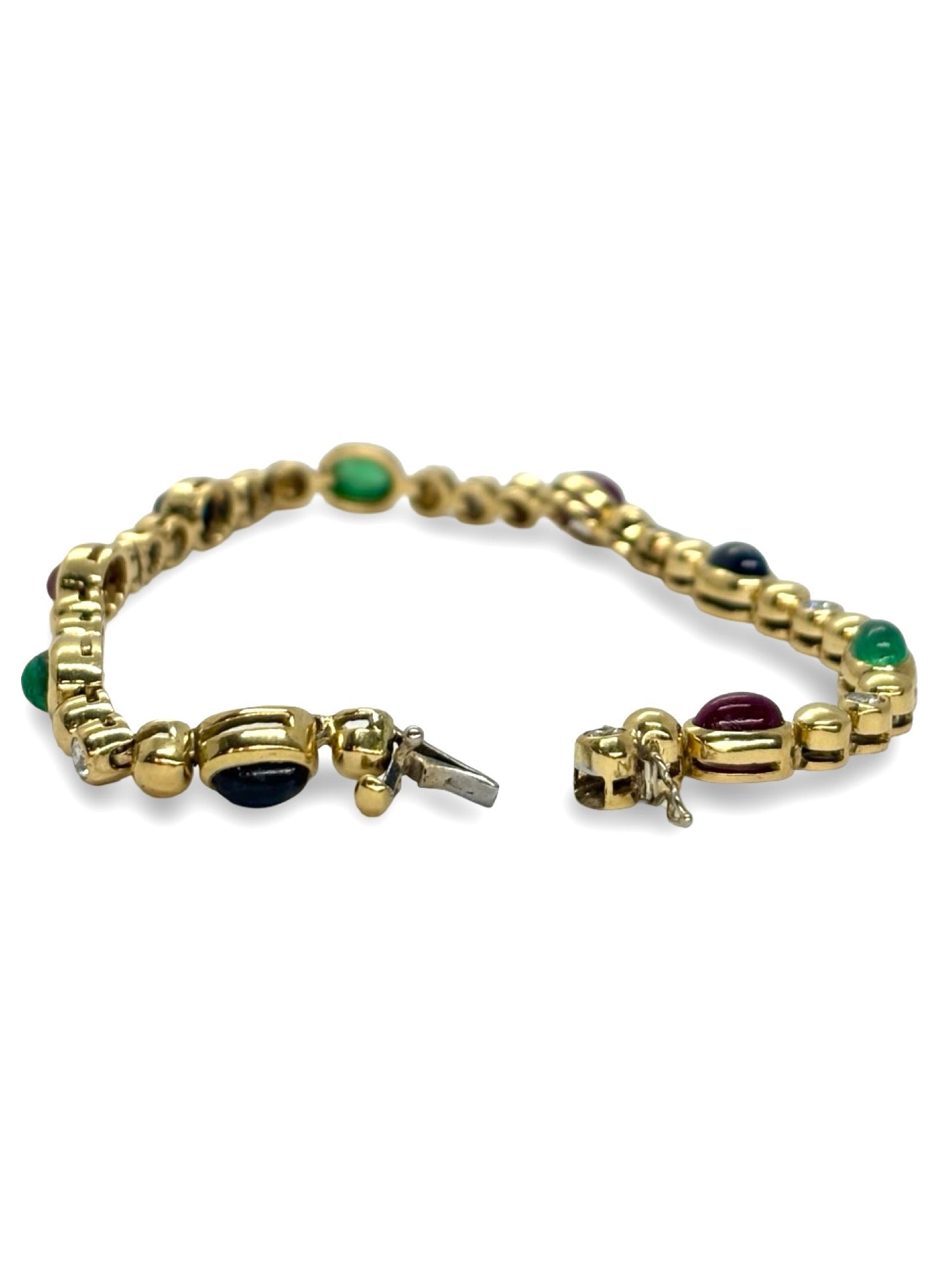 Bracelet en or jaune 18K serti de diamants 0,60 ct, d’émeraudes 1,70 ct, de rubis 2,40 ct et de saphirs 2,40 ct. Bijou précieux au design raffiné et coloré, alliant éclat des pierres et élégance de l’or jaune. Une pièce luxueuse et intemporelle, idéale pour sublimer le poignet avec sophistication et caractère, parfaite pour une collection de haute joaillerie.