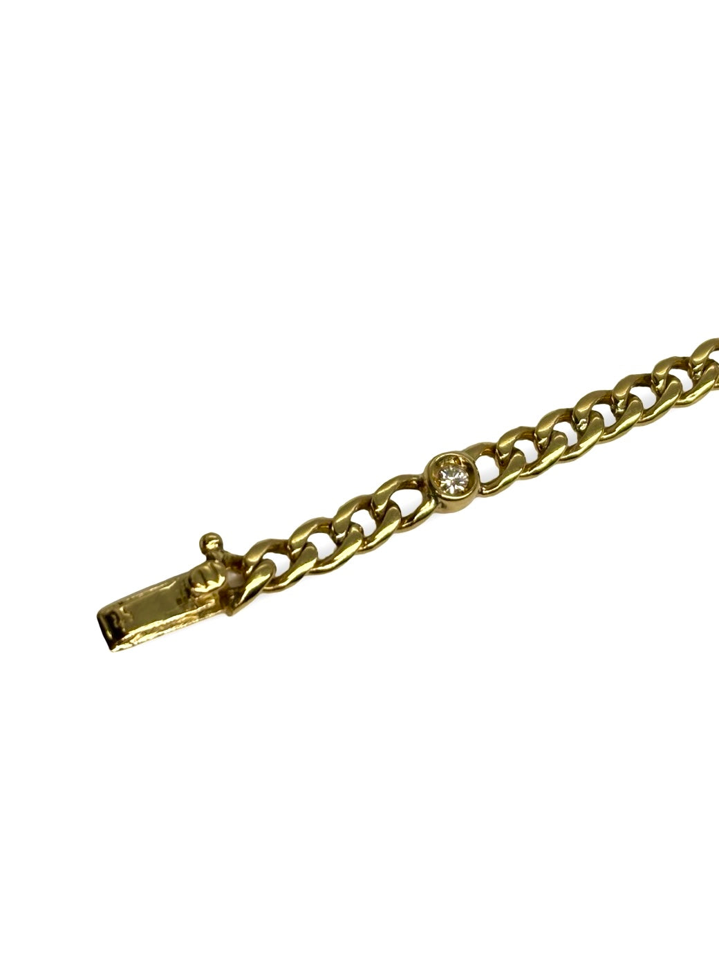 Bracelet en or jaune 18 carats serti de diamants naturels totalisant 0,40 ct. Un bijou élégant et intemporel, idéal pour sublimer chaque tenue. Ce bracelet raffiné associe l’éclat de l’or jaune à la brillance des diamants, parfait comme cadeau précieux ou comme pièce incontournable de votre collection de joaillerie.