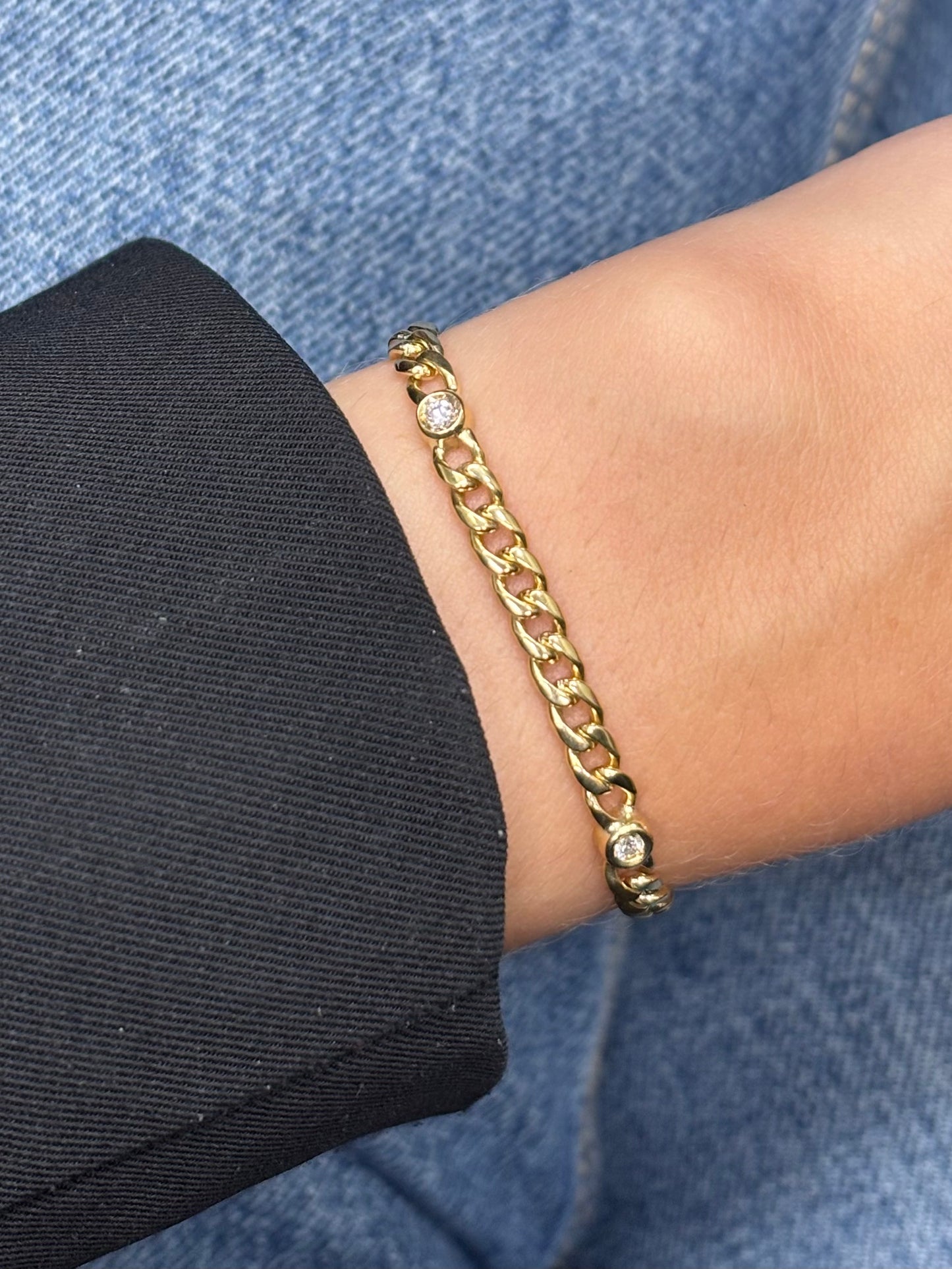 Bracelet en or jaune 18 carats serti de diamants naturels totalisant 0,40 ct. Un bijou élégant et intemporel, idéal pour sublimer chaque tenue. Ce bracelet raffiné associe l’éclat de l’or jaune à la brillance des diamants, parfait comme cadeau précieux ou comme pièce incontournable de votre collection de joaillerie.