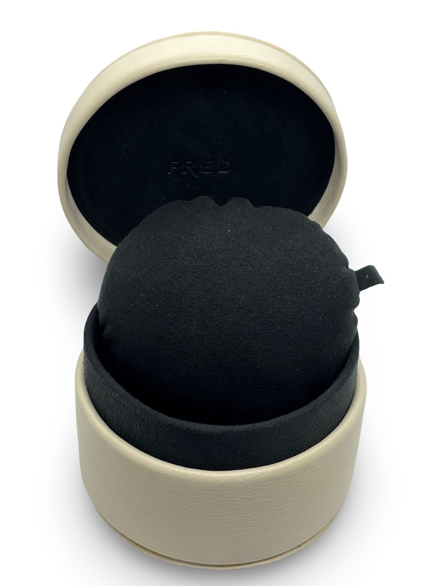 Icône de la Maison Fred, le bracelet Force 10 Grand Modèle en or rose allie élégance et esprit marin. Son design tressé emblématique évoque la force et la liberté. Un bijou audacieux et raffiné, idéal pour sublimer un poignet avec caractère. Parfait en pièce signature ou à offrir en symbole de lien fort.