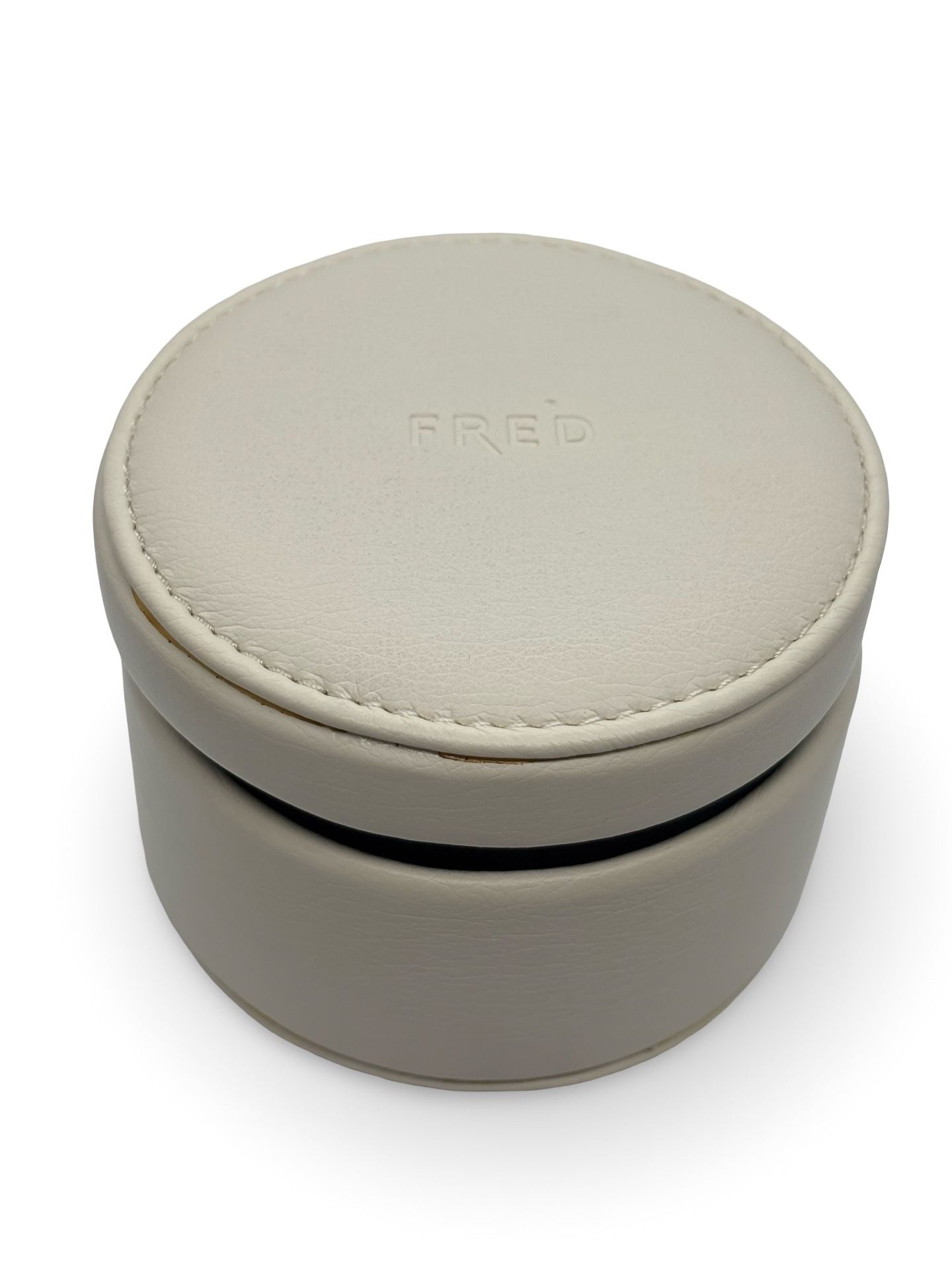 Icône de la Maison Fred, le bracelet Force 10 Grand Modèle en or rose allie élégance et esprit marin. Son design tressé emblématique évoque la force et la liberté. Un bijou audacieux et raffiné, idéal pour sublimer un poignet avec caractère. Parfait en pièce signature ou à offrir en symbole de lien fort.