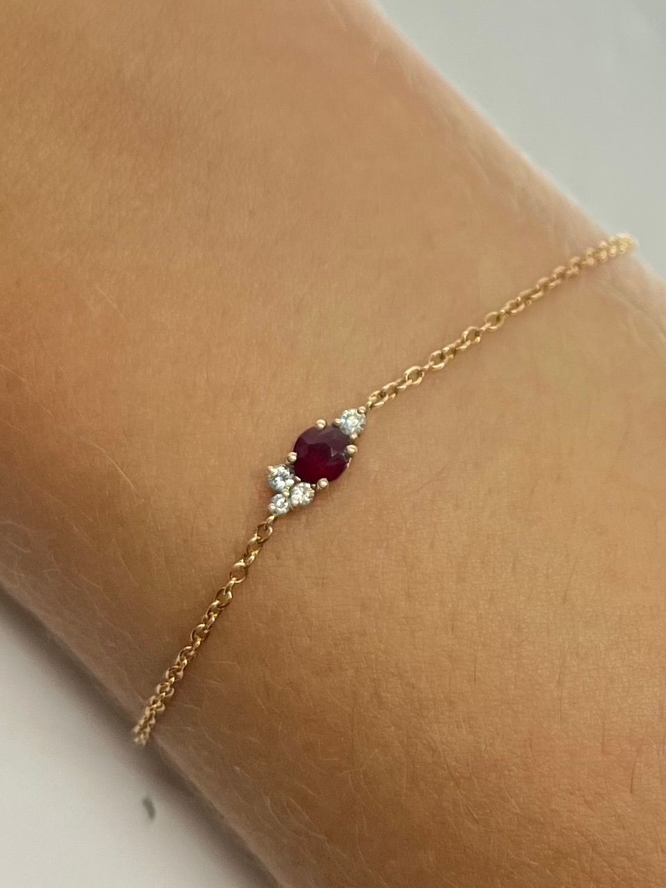 Bracelet en or rose 18 carats serti d’un rubis de 0,10 ct et de diamants totalisant 0,30 ct. Un bijou délicat et féminin, mêlant la passion du rubis à l’éclat des diamants. Idéal pour offrir ou se faire plaisir, il incarne l’élégance et le raffinement de la haute joaillerie.