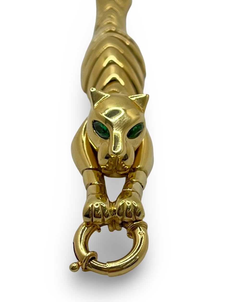 Élégant et puissant, ce bracelet panthère en or jaune 18K incarne le raffinement de la joaillerie haut de gamme. Inspiré du félin emblématique, ce bijou animalier séduit par ses lignes sculpturales et son éclat intemporel. Un accessoire précieux qui allie force, élégance et savoir-faire artisanal.