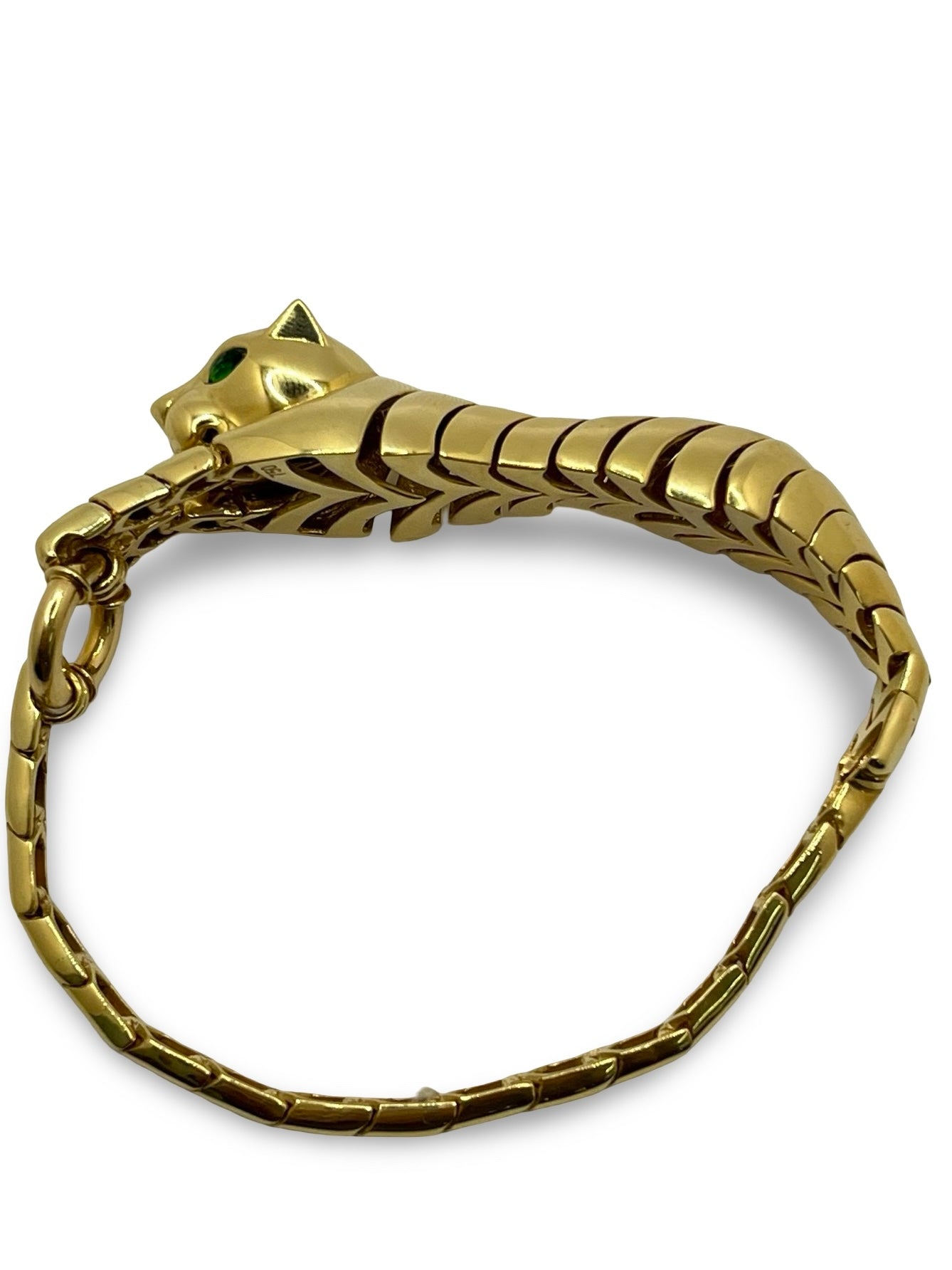 Élégant et puissant, ce bracelet panthère en or jaune 18K incarne le raffinement de la joaillerie haut de gamme. Inspiré du félin emblématique, ce bijou animalier séduit par ses lignes sculpturales et son éclat intemporel. Un accessoire précieux qui allie force, élégance et savoir-faire artisanal.