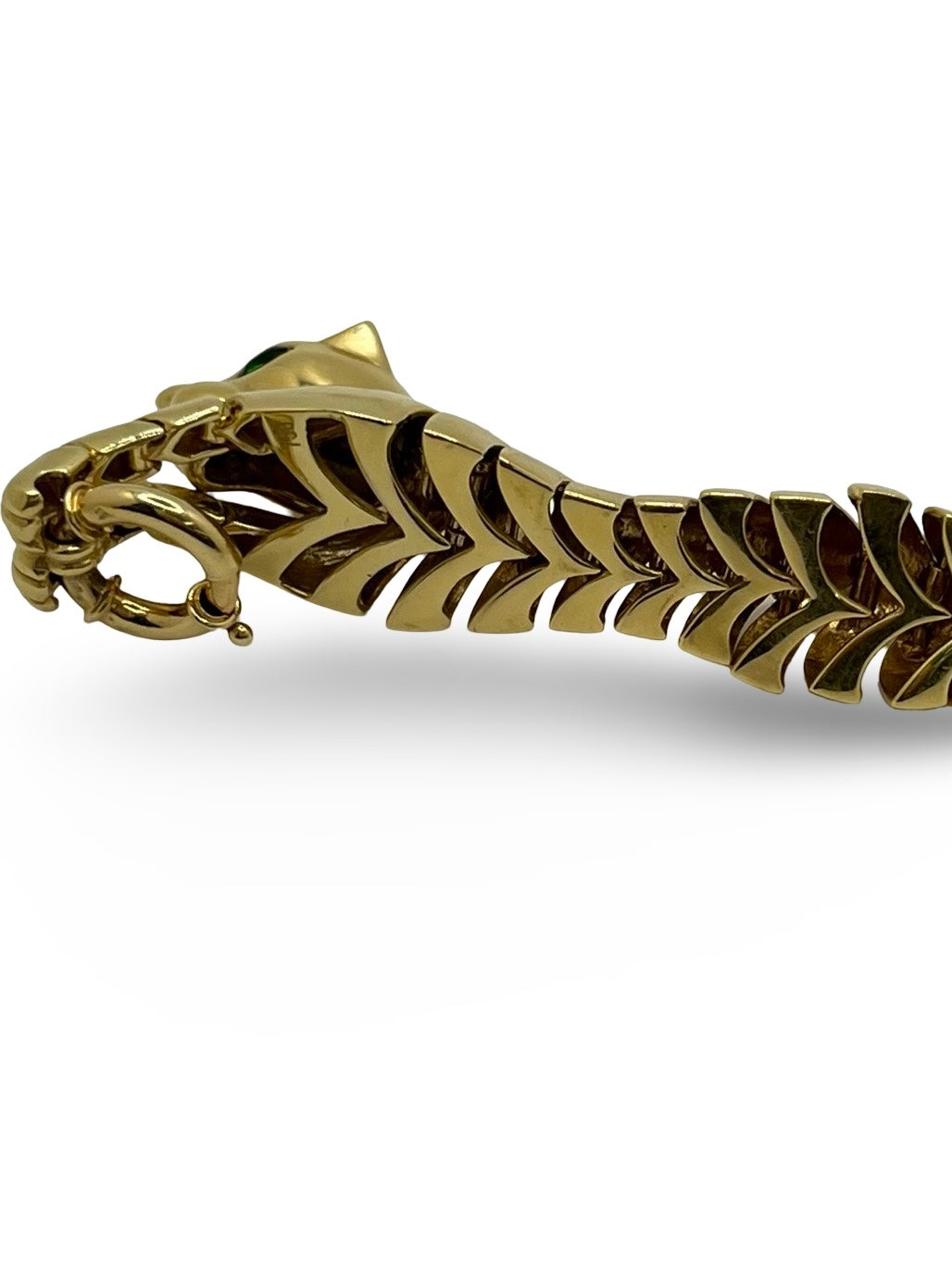 Élégant et puissant, ce bracelet panthère en or jaune 18K incarne le raffinement de la joaillerie haut de gamme. Inspiré du félin emblématique, ce bijou animalier séduit par ses lignes sculpturales et son éclat intemporel. Un accessoire précieux qui allie force, élégance et savoir-faire artisanal.