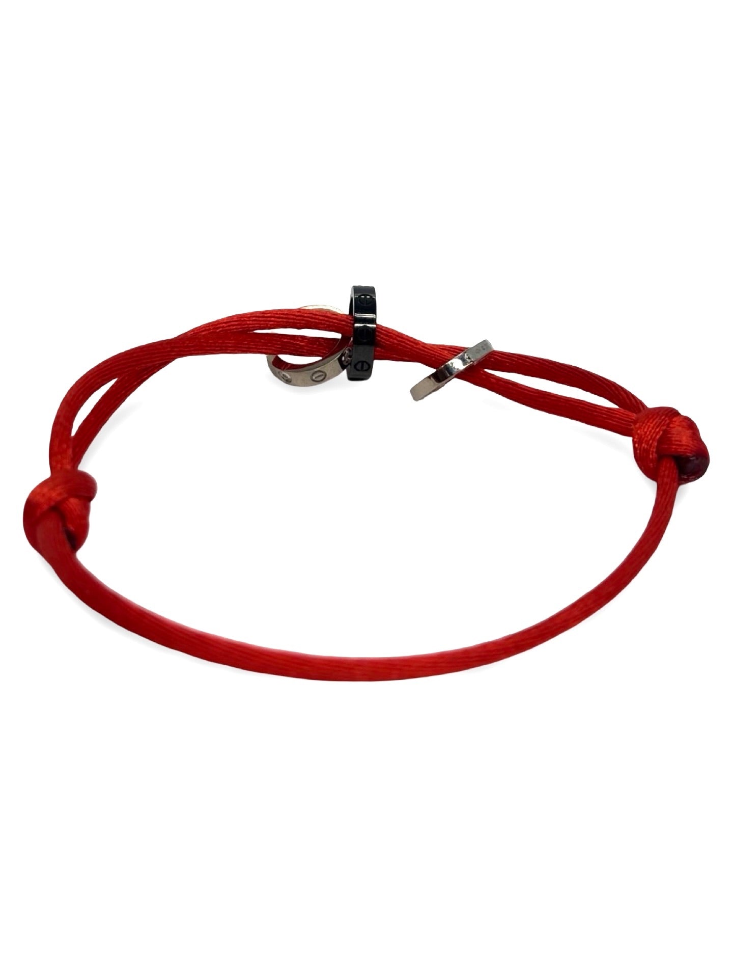 Bracelet Cartier Love en or blanc 18 carats et céramique noire au design iconique et contemporain. Ce bijou de luxe associe l’éclat raffiné de l’or blanc à la modernité de la céramique pour un style élégant et intemporel. Son motif emblématique apporte une touche sophistiquée au poignet, idéal pour un usage quotidien ou une occasion spéciale.
