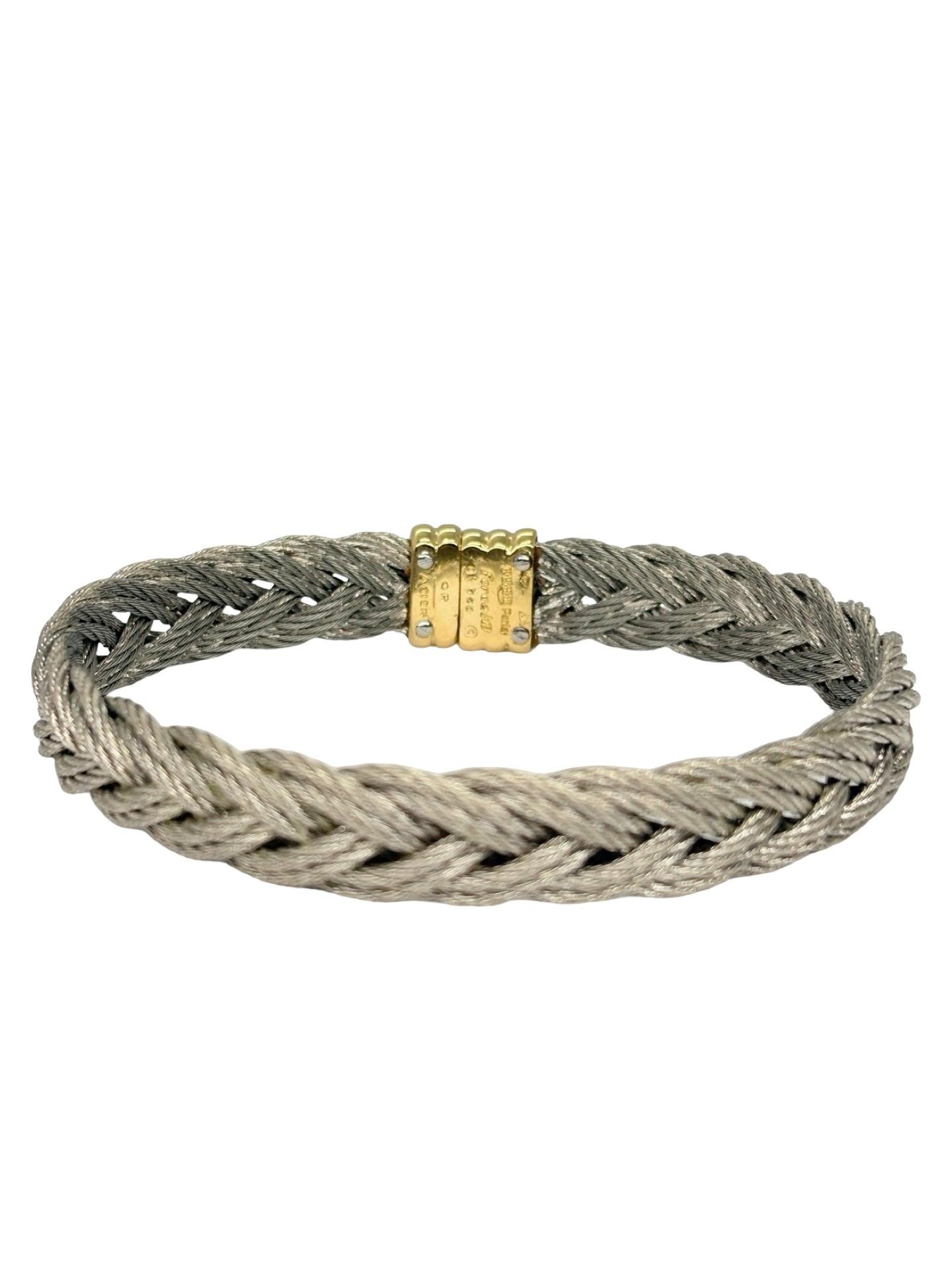 Bracelet Fred Force 10 en or jaune 18K (750‰) et acier, symbole d'élégance et d'esprit sportif. Son design iconique associe la chaleur de l'or jaune à la robustesse de l'acier pour créer un bijou contemporain et intemporel. Idéal à porter au quotidien ou lors d'occasions spéciales, ce bracelet de luxe signé Fred reflète un savoir-faire joaillier d'exception. Une pièce emblématique qui allie raffinement, modernité et caractère.
