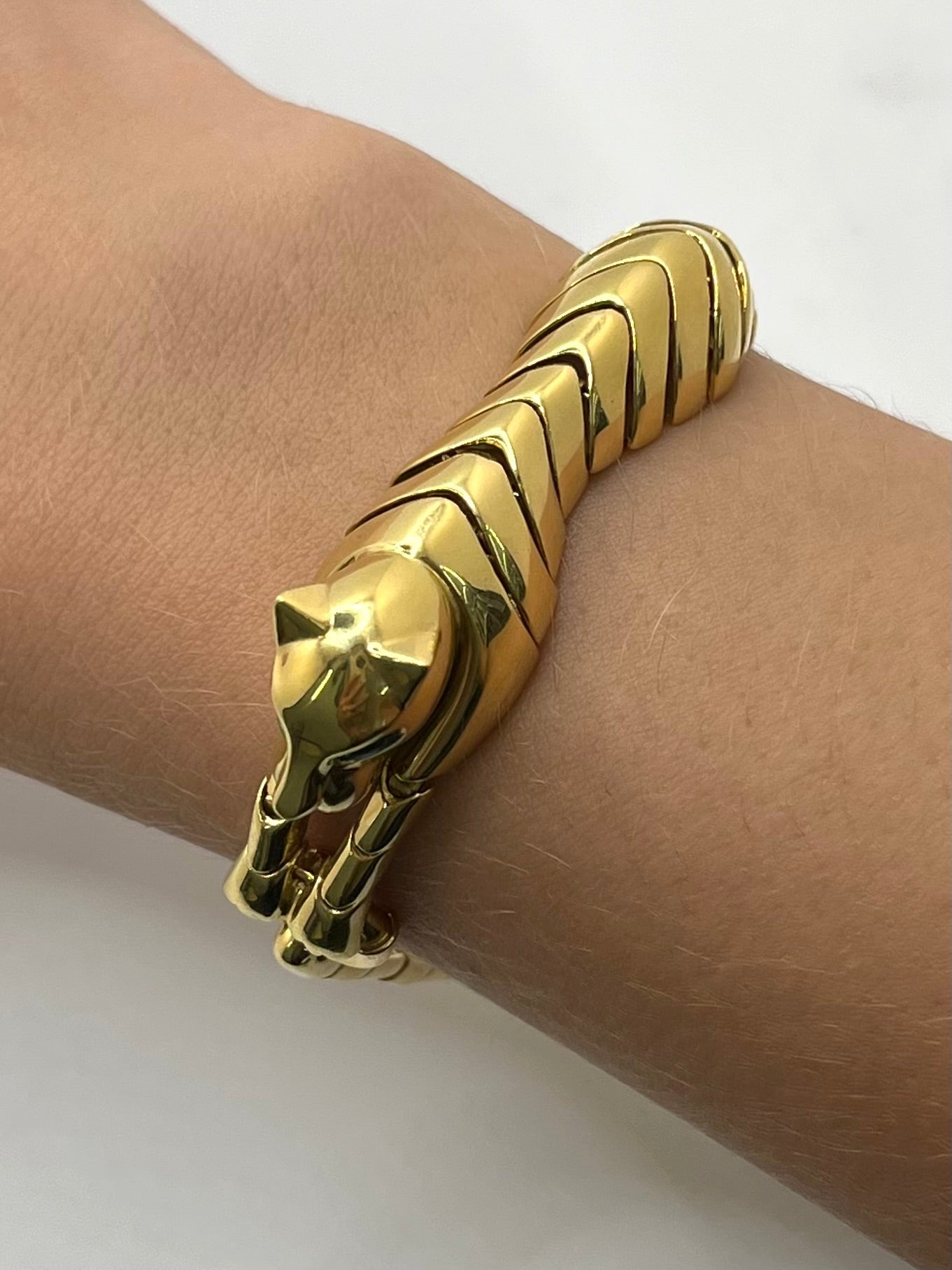 Élégant et puissant, ce bracelet panthère en or jaune 18K incarne le raffinement de la joaillerie haut de gamme. Inspiré du félin emblématique, ce bijou animalier séduit par ses lignes sculpturales et son éclat intemporel. Un accessoire précieux qui allie force, élégance et savoir-faire artisanal.