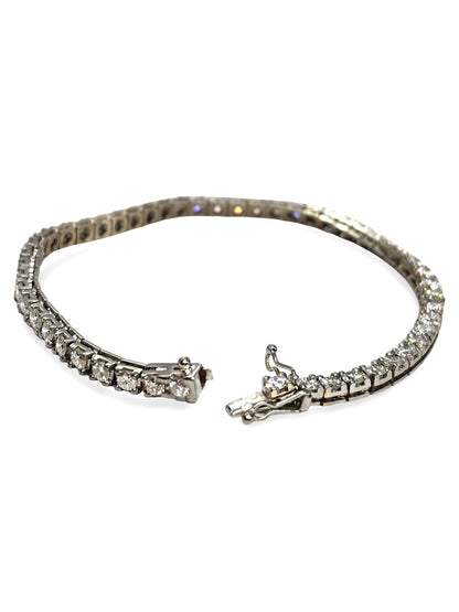 Bracelet rivière en or blanc 18 carats serti de diamants totalisant 5 carats. Ce bijou d’exception illumine le poignet grâce à l’éclat continu de ses diamants finement alignés. Son design élégant et intemporel en or blanc apporte une touche de raffinement et de prestige. Idéal pour une occasion spéciale, une soirée élégante ou un cadeau précieux et raffiné.
