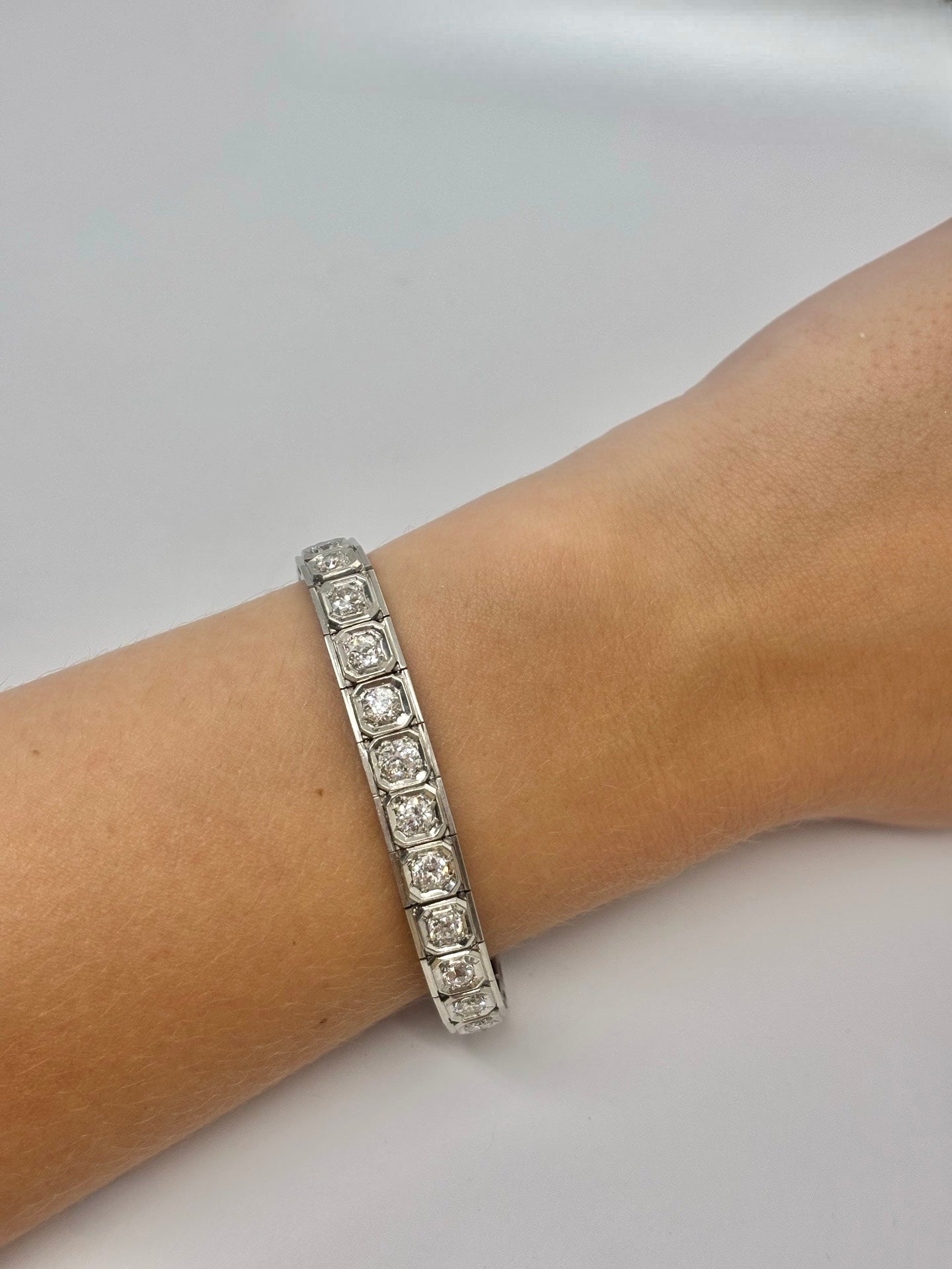 Bracelet rivière ancien en or blanc 18K serti de diamants totalisant environ 3,5 carats. Ce bijou de joaillerie ancienne se distingue par son élégance intemporelle, son alignement de diamants étincelants et sa monture raffinée en or blanc. Idéal pour une tenue habillée ou un cadeau d'exception, ce bracelet ancien allie éclat, savoir-faire et charme vintage.