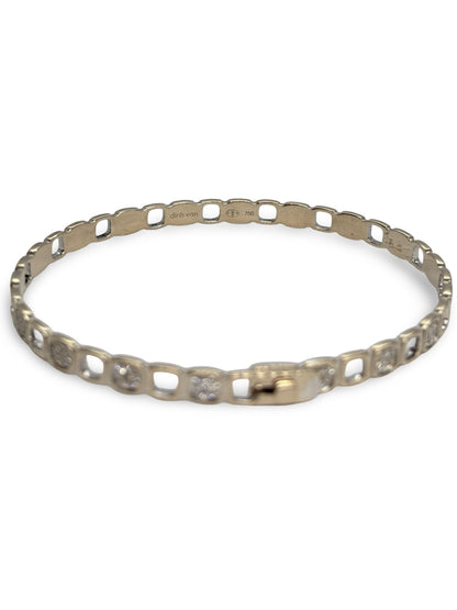 Bracelet Impression en or blanc 18 carats serti de diamants pour un poids total de 2,50 carats. Ce bijou d’exception allie modernité et élégance avec des lignes épurées et un éclat remarquable. Idéal pour sublimer le poignet au quotidien ou lors d’occasions spéciales, il reflète un savoir-faire joaillier raffiné et un style intemporel.