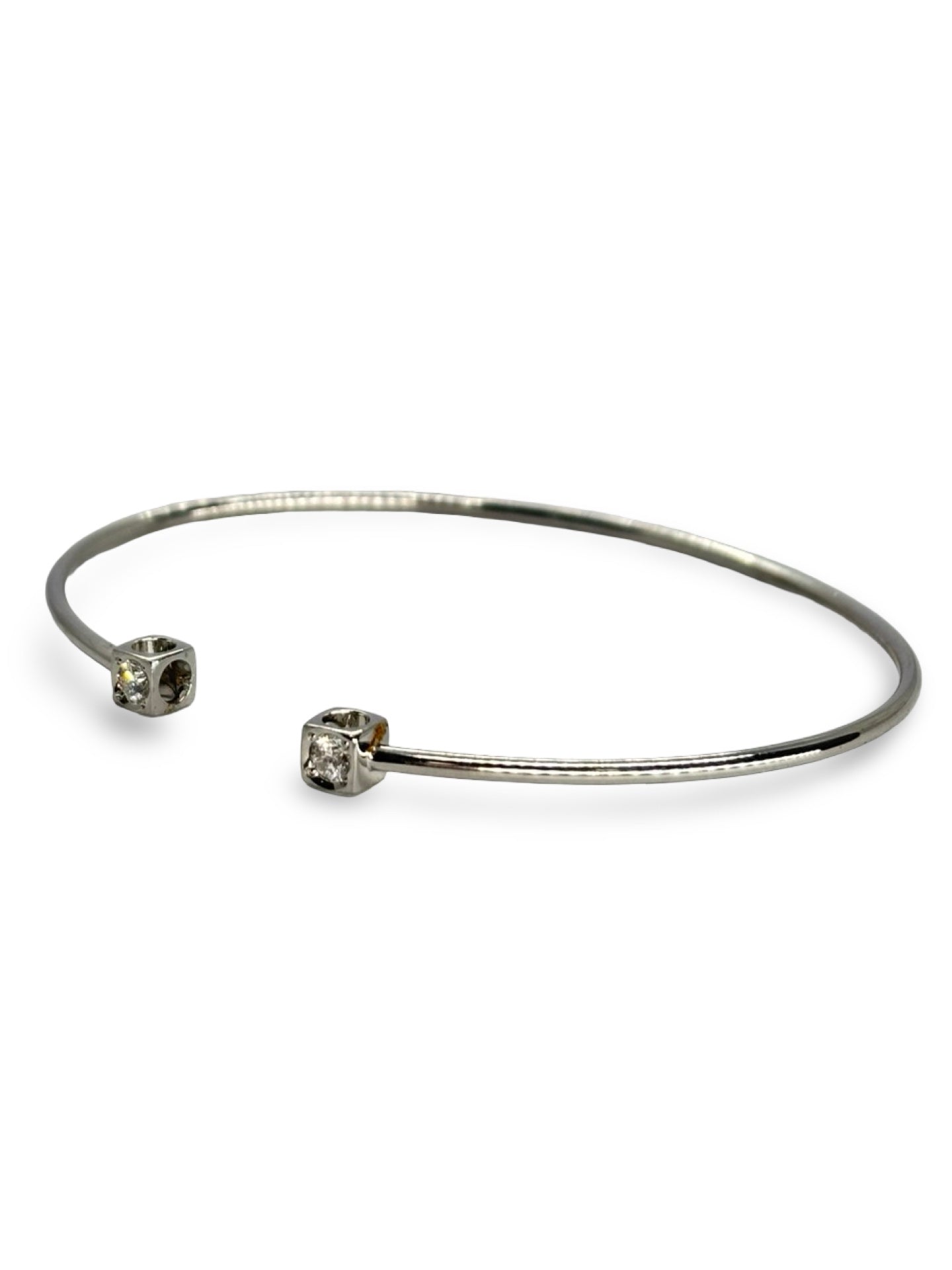 Bracelet en or blanc modèle "Le Cube" signé Dinh Van, serti de 0,24 ct de diamants scintillants. Ce bijou au design contemporain et minimaliste associe l’éclat délicat des diamants à la pureté de l’or blanc, offrant une pièce élégante et raffinée, parfaite pour sublimer le poignet avec style et sophistication.