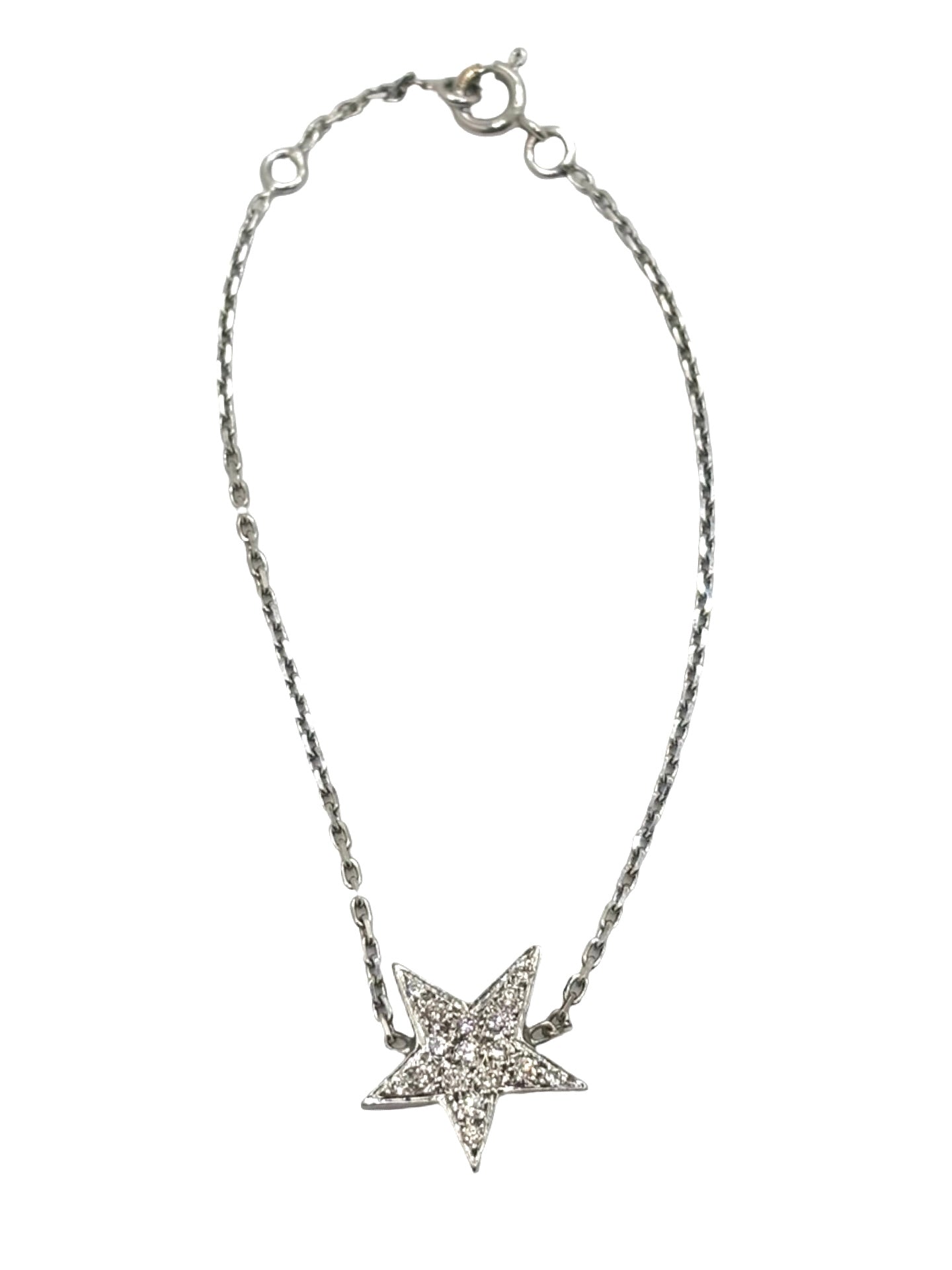 Bracelet en or blanc orné d’une étoile sertie de diamants, au design délicat et élégant. Ce bijou raffiné apporte une touche lumineuse et poétique au poignet, alliant l’éclat des diamants à la finesse de l’or blanc. Idéal pour les amateurs de joaillerie fine et de pièces originales au style sophistiqué et intemporel.