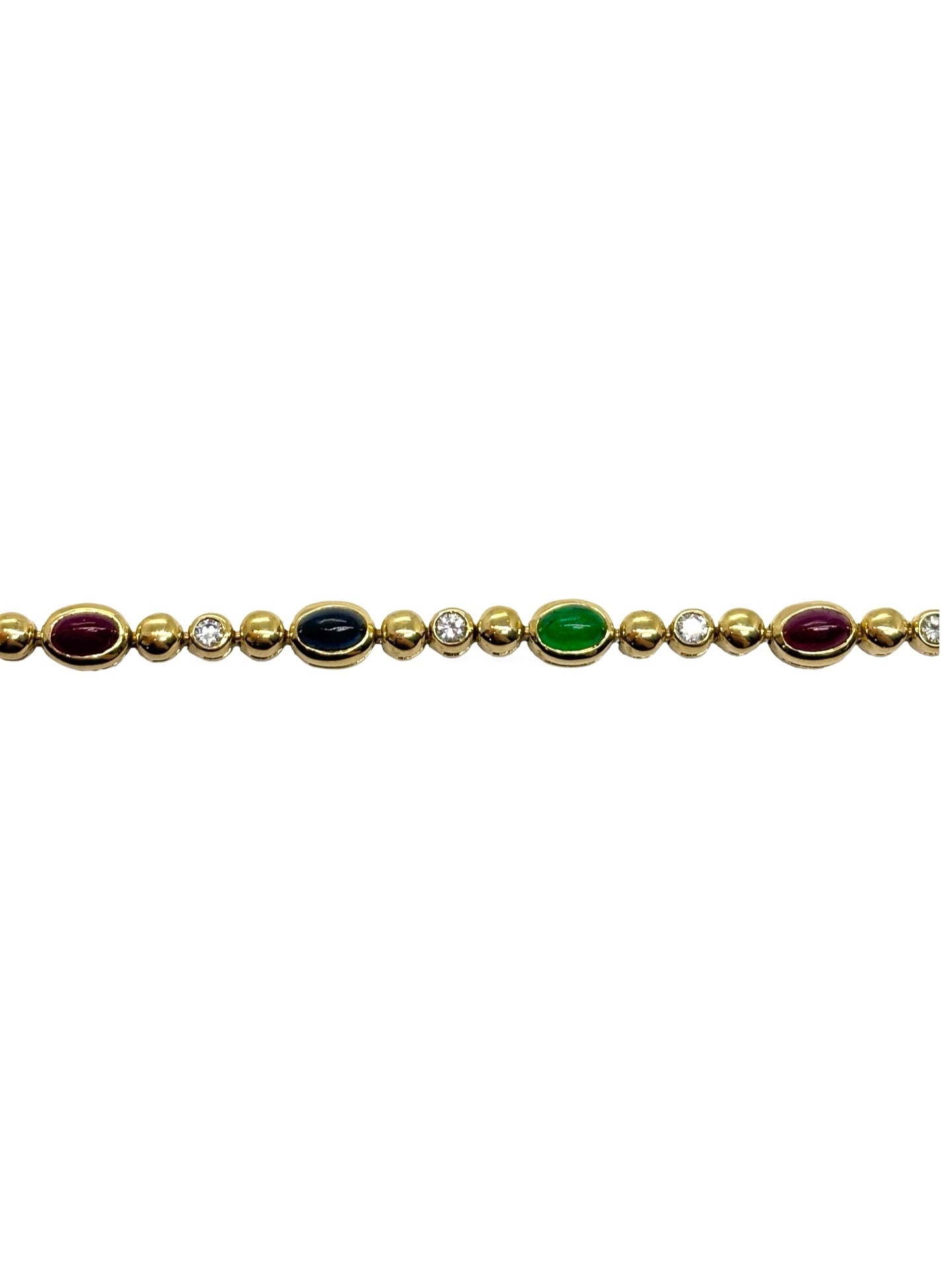 Bracelet en or jaune 18K serti de diamants 0,60 ct, d’émeraudes 1,70 ct, de rubis 2,40 ct et de saphirs 2,40 ct. Bijou précieux au design raffiné et coloré, alliant éclat des pierres et élégance de l’or jaune. Une pièce luxueuse et intemporelle, idéale pour sublimer le poignet avec sophistication et caractère, parfaite pour une collection de haute joaillerie.