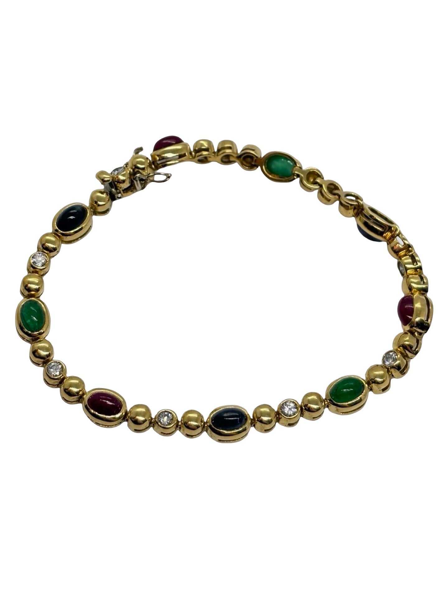 Bracelet en or jaune 18K serti de diamants 0,60 ct, d’émeraudes 1,70 ct, de rubis 2,40 ct et de saphirs 2,40 ct. Bijou précieux au design raffiné et coloré, alliant éclat des pierres et élégance de l’or jaune. Une pièce luxueuse et intemporelle, idéale pour sublimer le poignet avec sophistication et caractère, parfaite pour une collection de haute joaillerie.