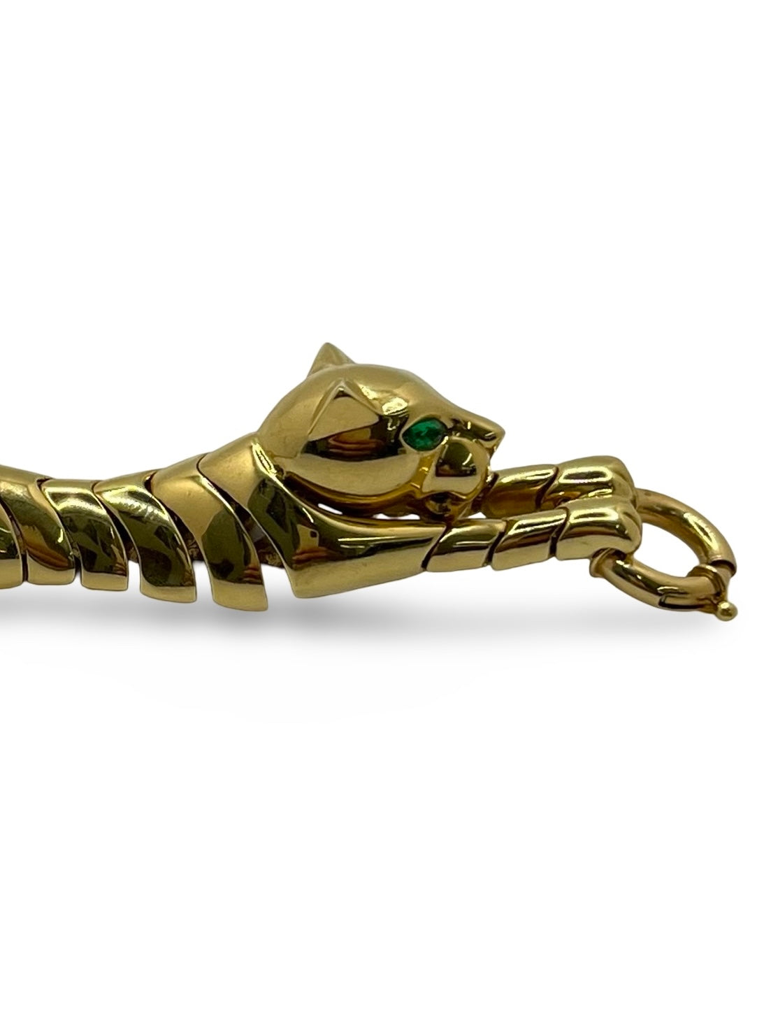 Élégant et puissant, ce bracelet panthère en or jaune 18K incarne le raffinement de la joaillerie haut de gamme. Inspiré du félin emblématique, ce bijou animalier séduit par ses lignes sculpturales et son éclat intemporel. Un accessoire précieux qui allie force, élégance et savoir-faire artisanal.