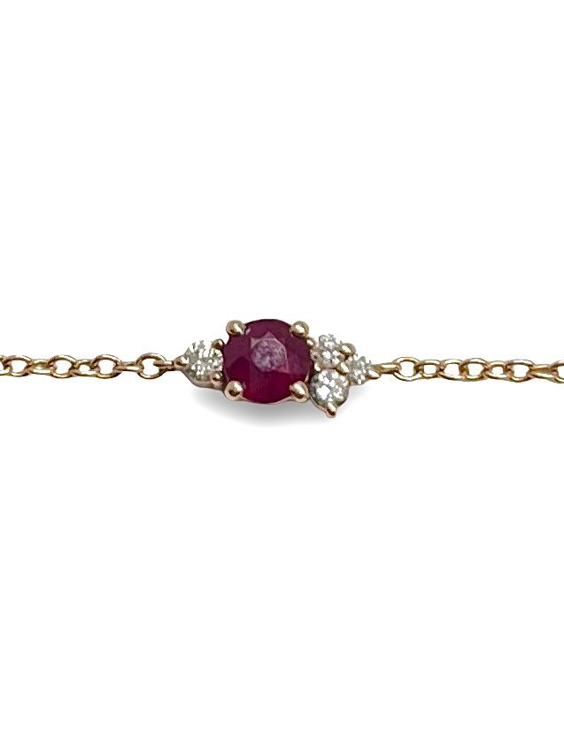 Bracelet en or rose 18 carats serti d’un rubis de 0,10 ct et de diamants totalisant 0,30 ct. Un bijou délicat et féminin, mêlant la passion du rubis à l’éclat des diamants. Idéal pour offrir ou se faire plaisir, il incarne l’élégance et le raffinement de la haute joaillerie.