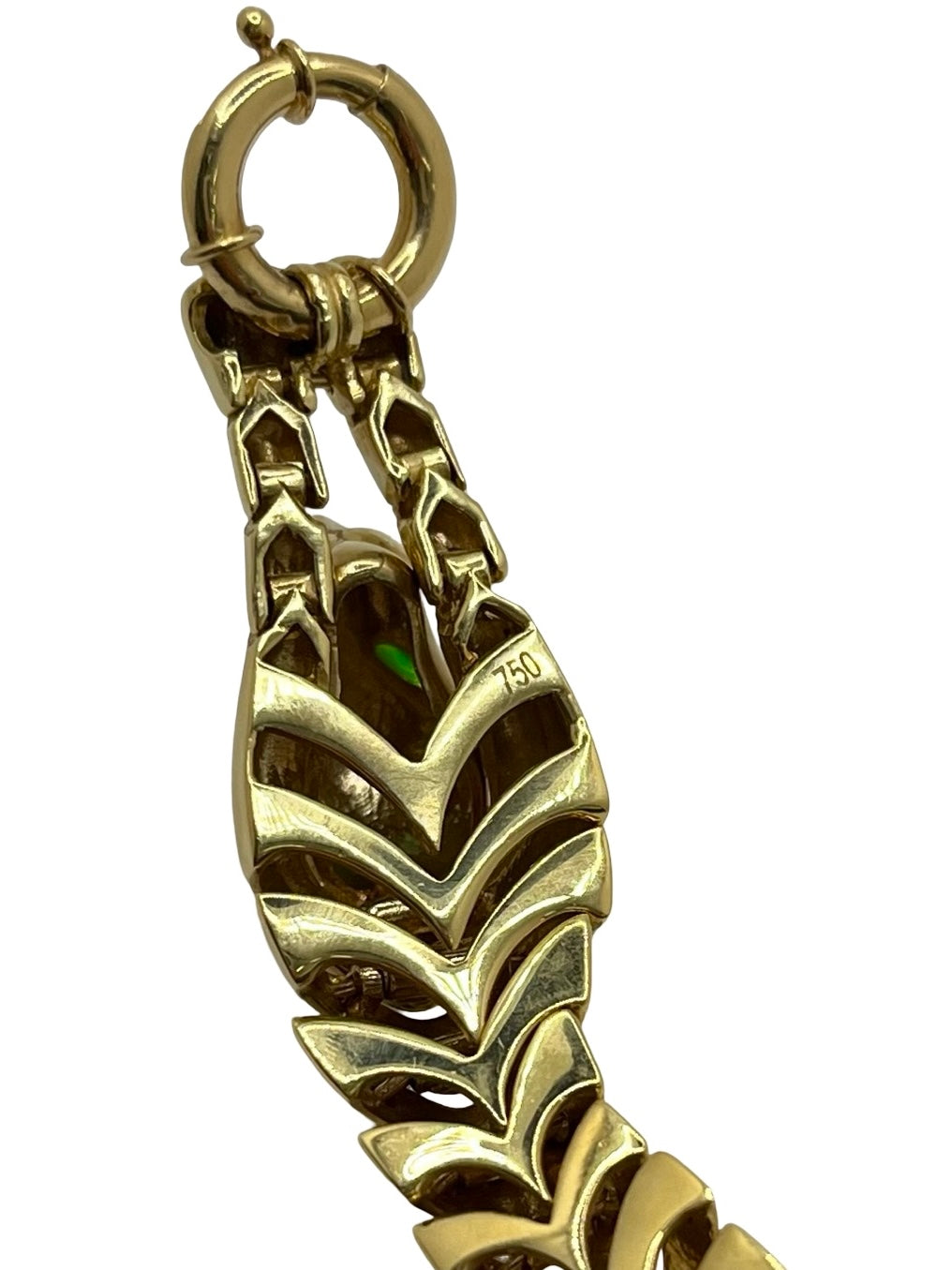 Élégant et puissant, ce bracelet panthère en or jaune 18K incarne le raffinement de la joaillerie haut de gamme. Inspiré du félin emblématique, ce bijou animalier séduit par ses lignes sculpturales et son éclat intemporel. Un accessoire précieux qui allie force, élégance et savoir-faire artisanal.