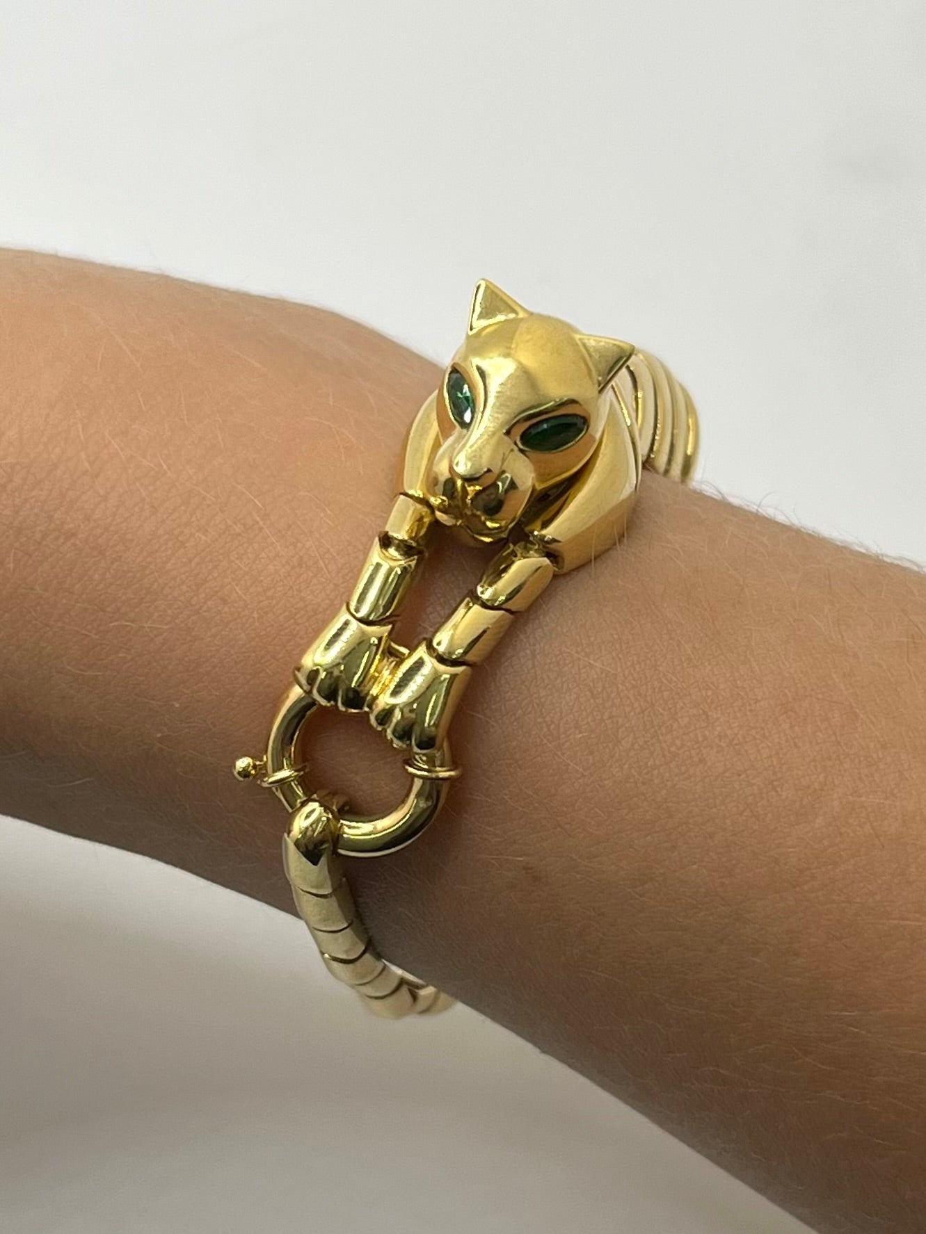 Élégant et puissant, ce bracelet panthère en or jaune 18K incarne le raffinement de la joaillerie haut de gamme. Inspiré du félin emblématique, ce bijou animalier séduit par ses lignes sculpturales et son éclat intemporel. Un accessoire précieux qui allie force, élégance et savoir-faire artisanal.