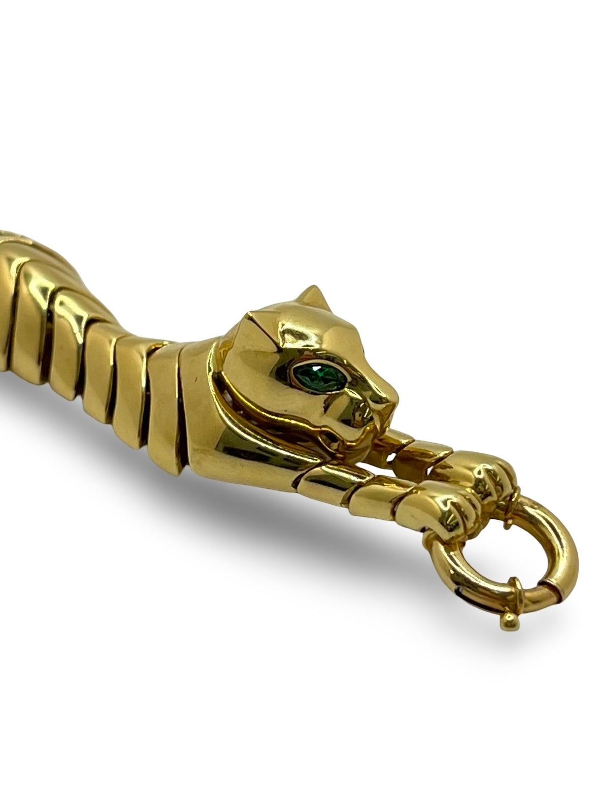 Élégant et puissant, ce bracelet panthère en or jaune 18K incarne le raffinement de la joaillerie haut de gamme. Inspiré du félin emblématique, ce bijou animalier séduit par ses lignes sculpturales et son éclat intemporel. Un accessoire précieux qui allie force, élégance et savoir-faire artisanal.