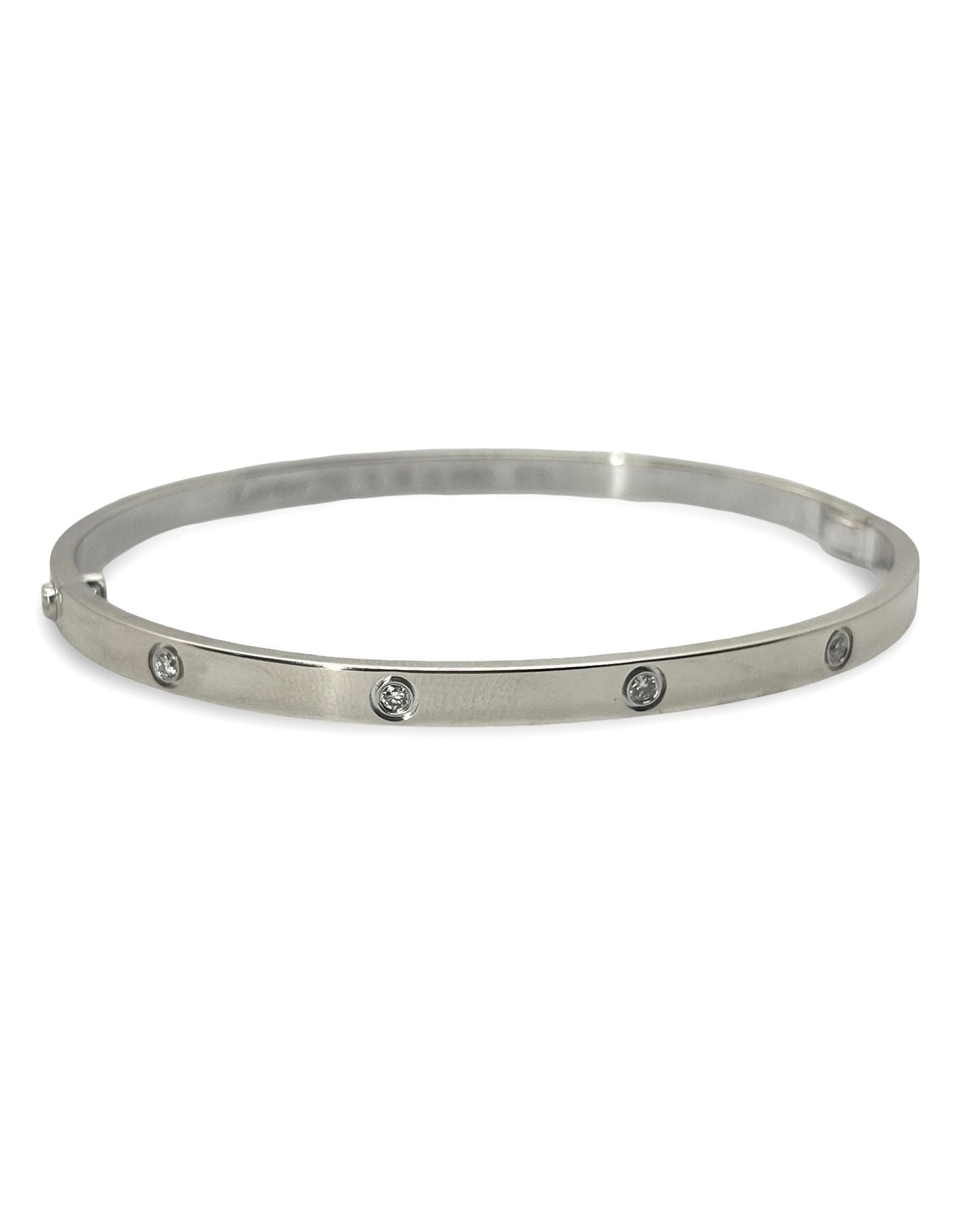 Découvrez l’icône intemporelle de la maison Cartier avec ce bracelet Love petit modèle en or blanc, délicatement orné de 10 diamants scintillants. Symbole d’attachement et d’élégance, ce bijou raffiné allie finesse, éclat et modernité. Une pièce précieuse et emblématique, parfaite pour sublimer votre poignet avec élégance et discrétion. 