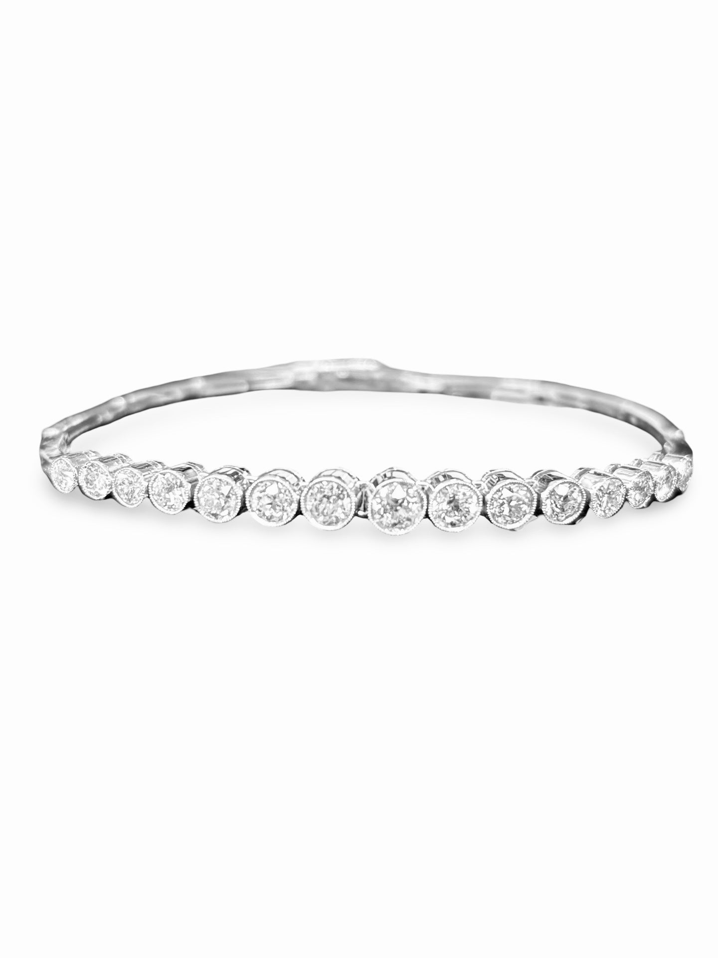 Bracelet en platine serti de diamants pour un poids total de 1,5 carat, au design élégant et intemporel. Ce bijou en platine met en valeur l’éclat naturel des diamants grâce à un sertissage précis, offrant une brillance optimale. Idéal pour sublimer une tenue du quotidien ou accompagner une occasion spéciale, ce bracelet en diamants allie raffinement, durabilité et valeur joaillière. Pièce précieuse appréciée pour sa pureté, sa résistance et son esthétique haut de gamme.