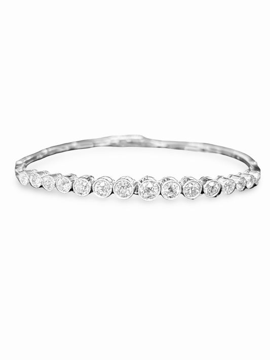 Bracelet en platine serti de diamants pour un poids total de 1,5 carat, au design élégant et intemporel. Ce bijou en platine met en valeur l’éclat naturel des diamants grâce à un sertissage précis, offrant une brillance optimale. Idéal pour sublimer une tenue du quotidien ou accompagner une occasion spéciale, ce bracelet en diamants allie raffinement, durabilité et valeur joaillière. Pièce précieuse appréciée pour sa pureté, sa résistance et son esthétique haut de gamme.