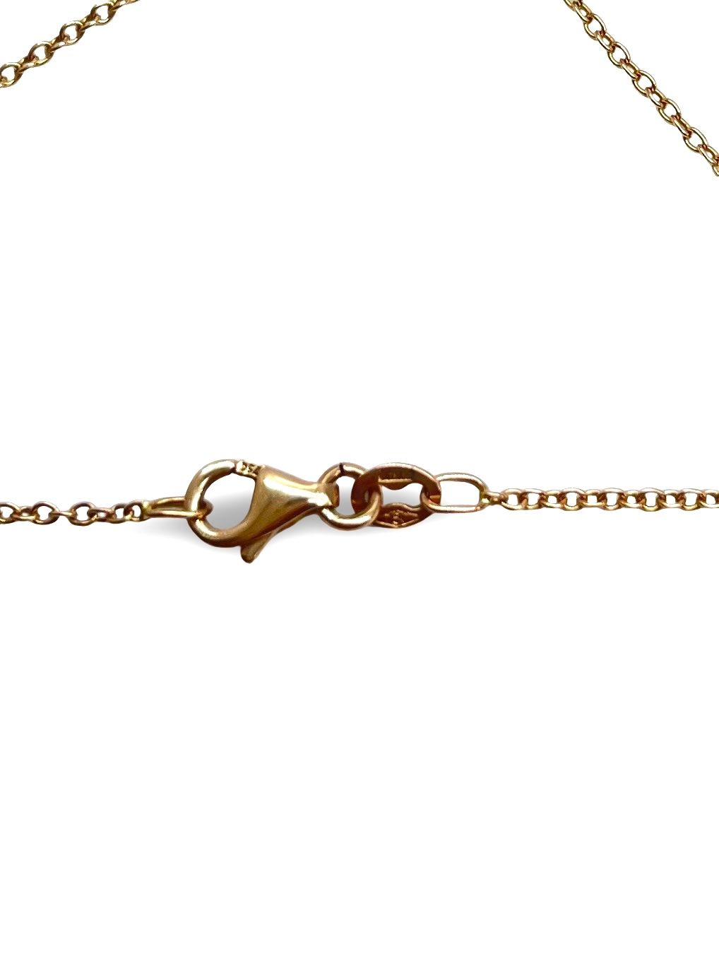 Bracelet en or rose 18 carats serti d’un rubis de 0,10 ct et de diamants totalisant 0,30 ct. Un bijou délicat et féminin, mêlant la passion du rubis à l’éclat des diamants. Idéal pour offrir ou se faire plaisir, il incarne l’élégance et le raffinement de la haute joaillerie.