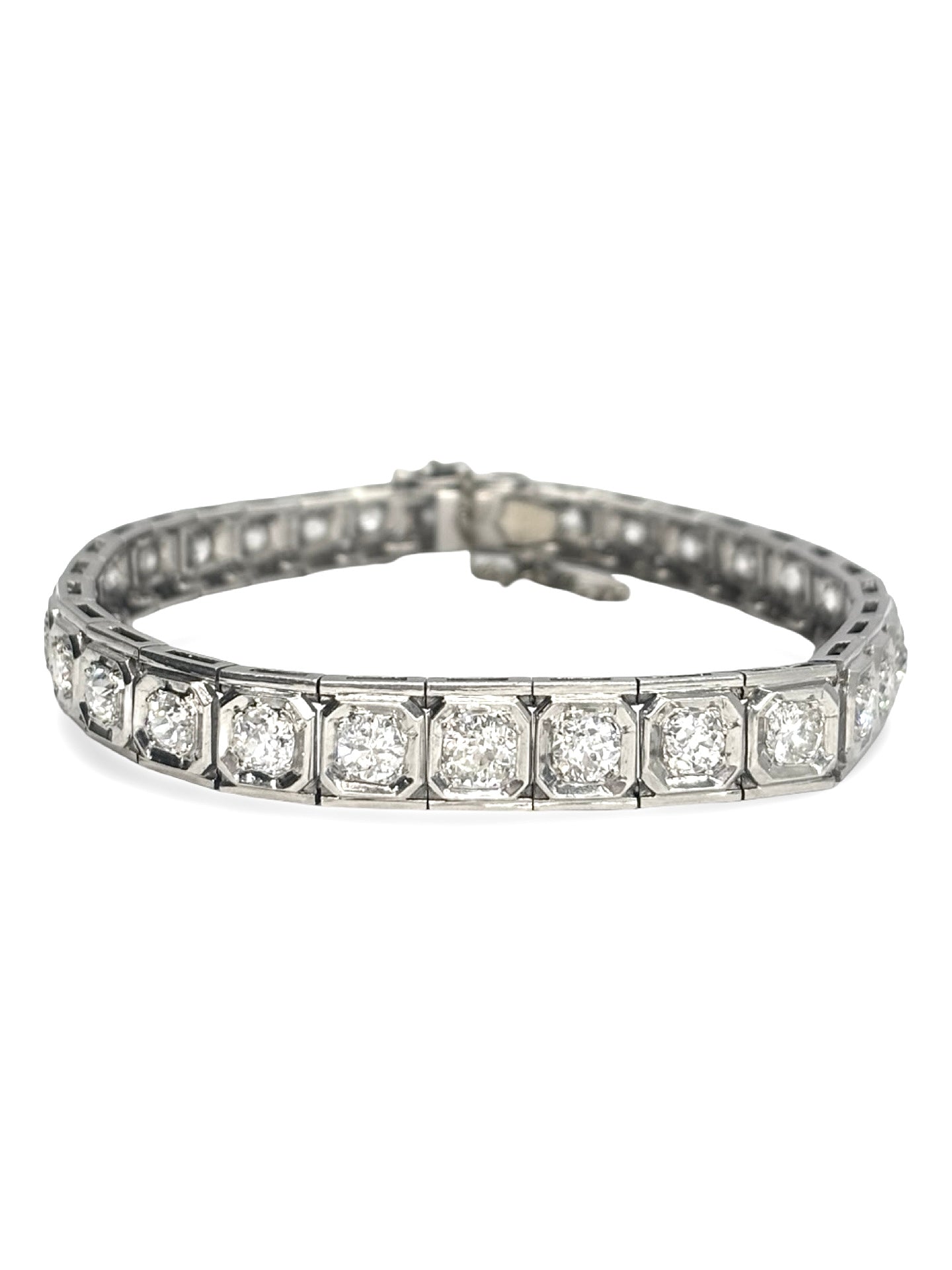 Bracelet rivière ancien en or blanc 18K serti de diamants totalisant environ 3,5 carats. Ce bijou de joaillerie ancienne se distingue par son élégance intemporelle, son alignement de diamants étincelants et sa monture raffinée en or blanc. Idéal pour une tenue habillée ou un cadeau d'exception, ce bracelet ancien allie éclat, savoir-faire et charme vintage.