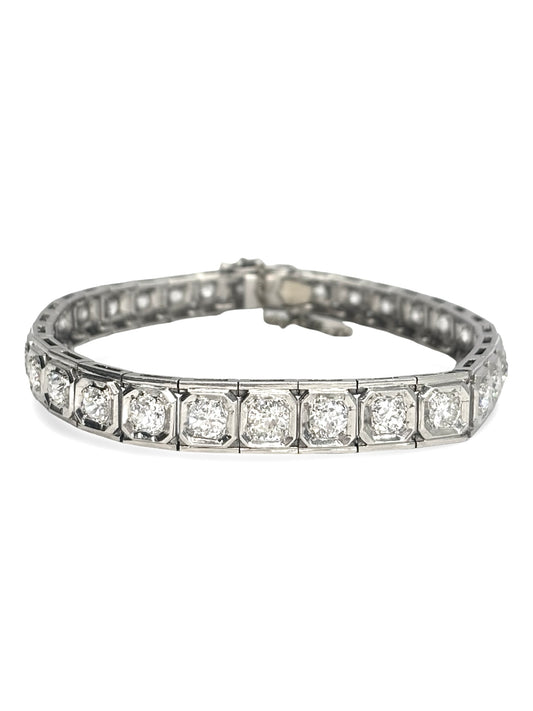 Bracelet rivière ancien en or blanc 18K serti de diamants totalisant environ 3,5 carats. Ce bijou de joaillerie ancienne se distingue par son élégance intemporelle, son alignement de diamants étincelants et sa monture raffinée en or blanc. Idéal pour une tenue habillée ou un cadeau d'exception, ce bracelet ancien allie éclat, savoir-faire et charme vintage.