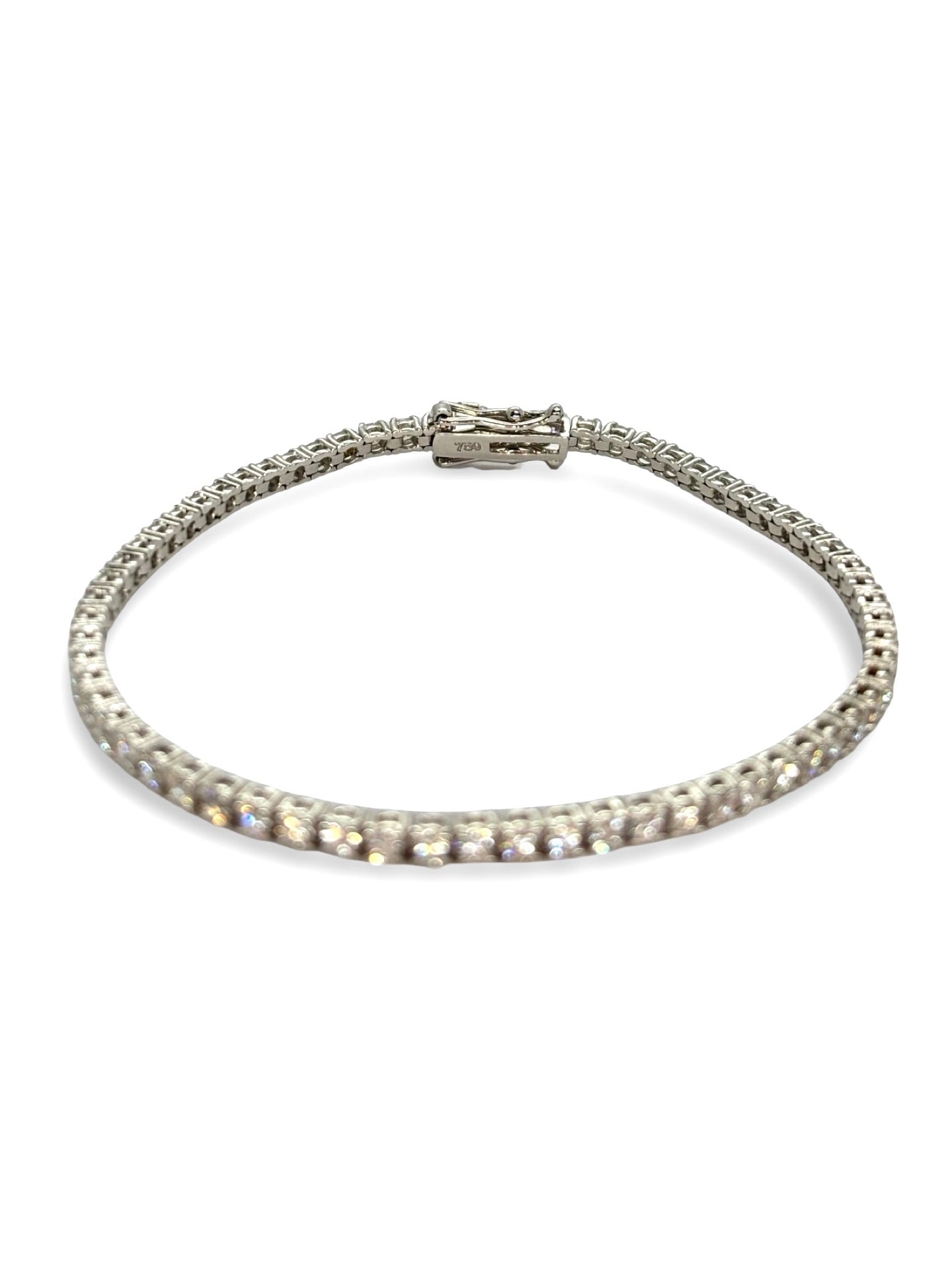 Bracelet rivière en or blanc serti de diamants totalisant 2,90 carats. Bijou raffiné composé d’une ligne continue de pierres brillantes offrant une grande luminosité. Idéal pour sublimer un poignet avec un éclat intemporel et mettre en valeur la brillance naturelle des diamants.