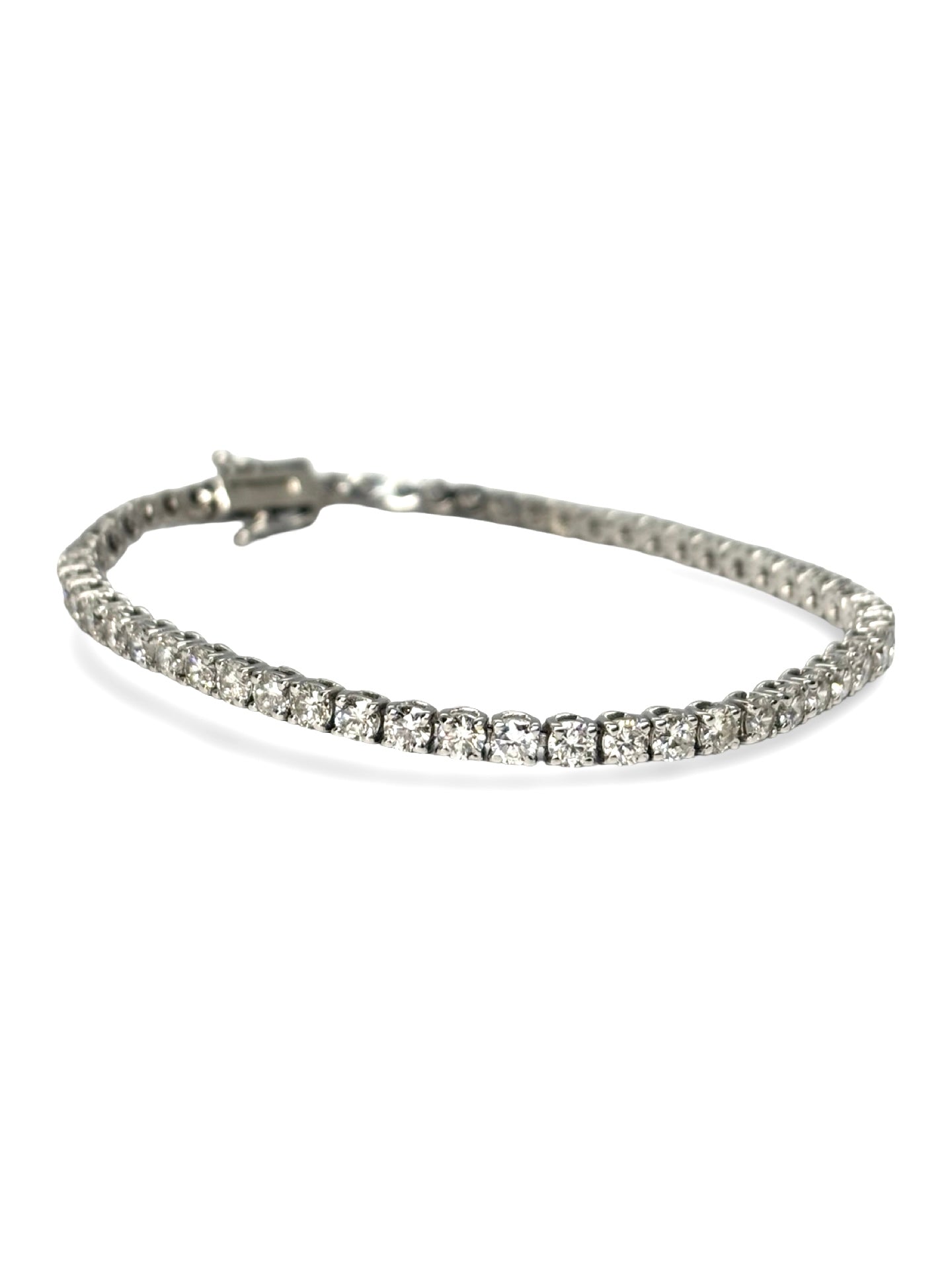 Bracelet rivière en or blanc 18 carats serti de diamants pour un poids total de 3 carats. Ce bijou d’exception se distingue par son alignement régulier de diamants offrant un éclat intense et continu. Son design élégant et intemporel en fait un bracelet idéal pour sublimer une tenue de soirée ou accompagner un look raffiné au quotidien. Facile à associer avec d’autres bijoux en or blanc, il incarne luxe et sophistication.
