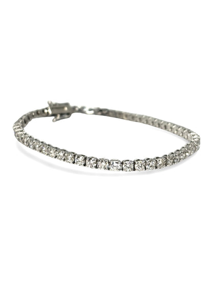 Bracelet rivière en or blanc 18 carats serti de diamants pour un poids total de 3 carats. Ce bijou d’exception se distingue par son alignement régulier de diamants offrant un éclat intense et continu. Son design élégant et intemporel en fait un bracelet idéal pour sublimer une tenue de soirée ou accompagner un look raffiné au quotidien. Facile à associer avec d’autres bijoux en or blanc, il incarne luxe et sophistication.
