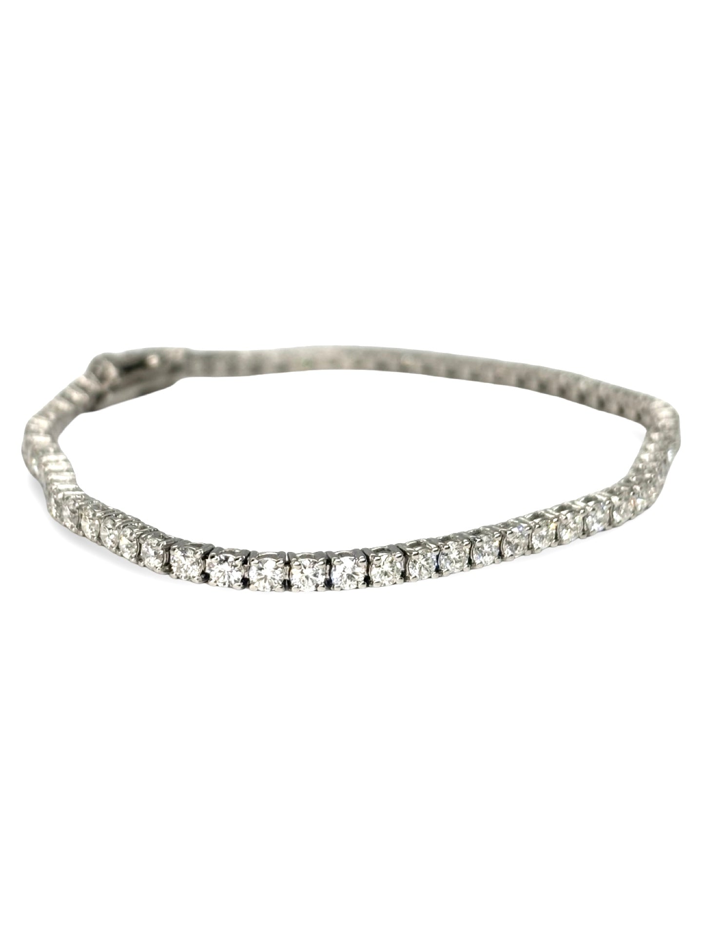 Bracelet rivière en or blanc 18 carats serti de diamants pour un poids total de 4,30 carats. Ce bijou d’exception se distingue par l’alignement harmonieux de diamants offrant une brillance remarquable. Son design intemporel et raffiné en fait un bracelet idéal pour une tenue élégante ou une occasion spéciale. Facile à associer avec d’autres bijoux en or blanc, il apporte une touche de luxe et de sophistication à chaque poignet.