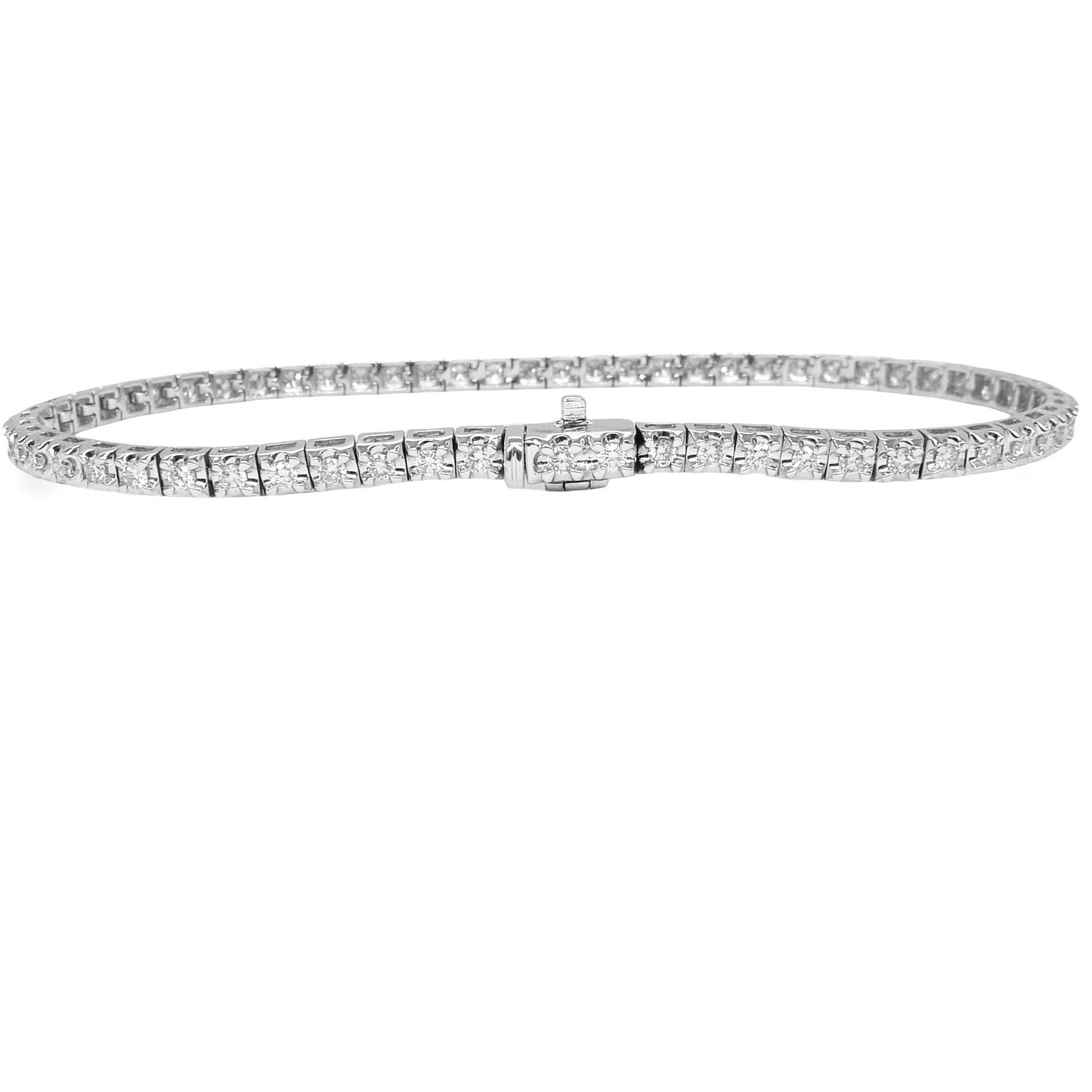 Craquez pour ce bracelet en or blanc 18K, délicatement dessiné dans un style rivière, et sublimé par 1,1 ct de diamants scintillants. Ce bijou intemporel, à la fois discret et lumineux, apporte une touche de sophistication à toutes vos tenues. Parfait pour une occasion spéciale ou pour illuminer le quotidien avec finesse et élégance.