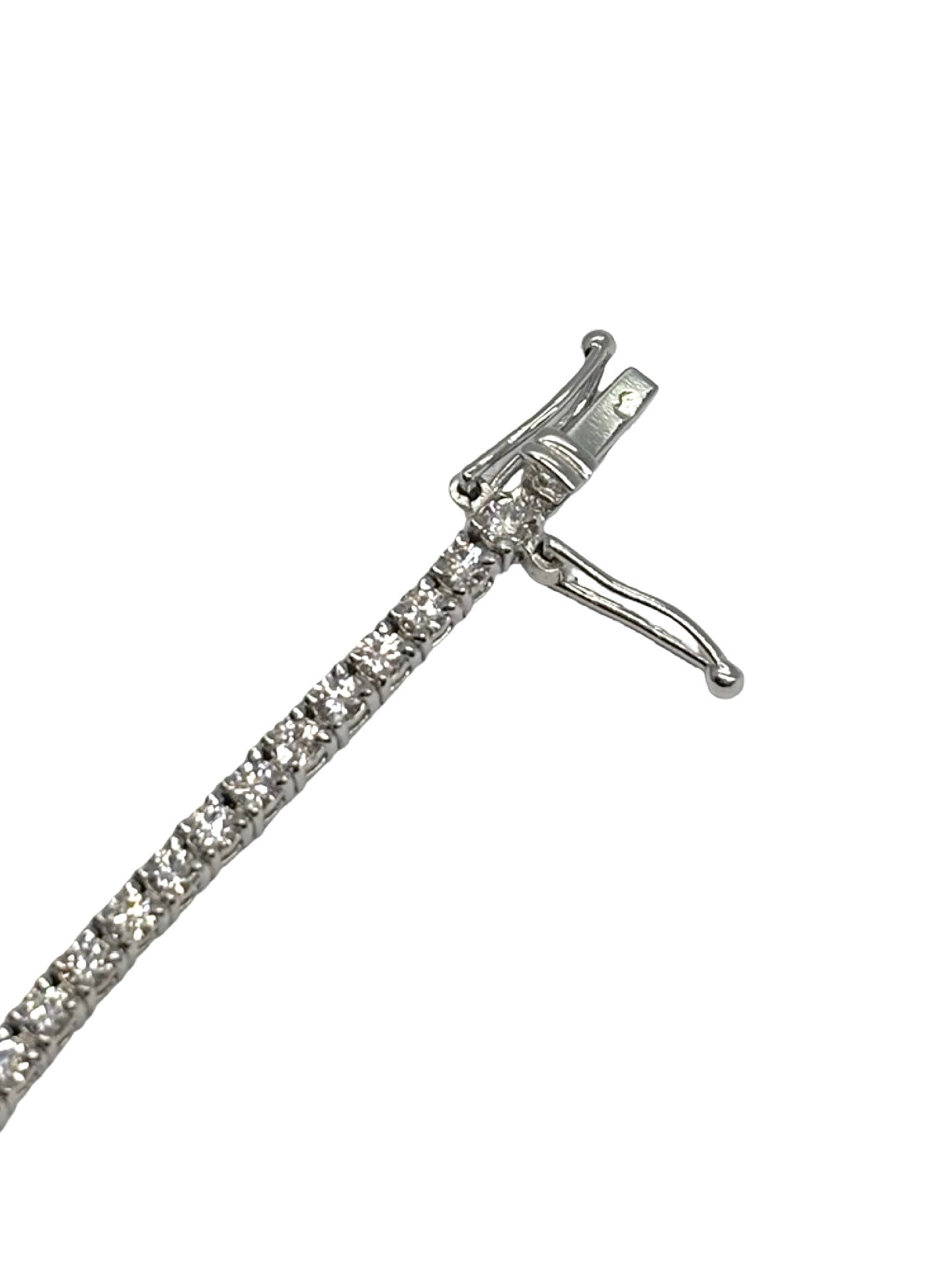Bracelet rivière en or blanc serti de diamants totalisant 1,80 carat. Ce bijou d’exception séduit par son éclat raffiné et sa brillance intemporelle. Chaque diamant est minutieusement sélectionné pour offrir un équilibre parfait entre élégance, pureté et luminosité, idéal pour sublimer le poignet avec sophistication.